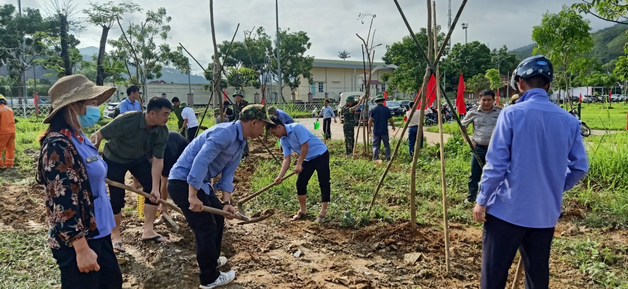 Chi cục THADS Mường Tè hưởng ứng “Tết trồng cây đời đời nhớ ơn Bác Hồ”