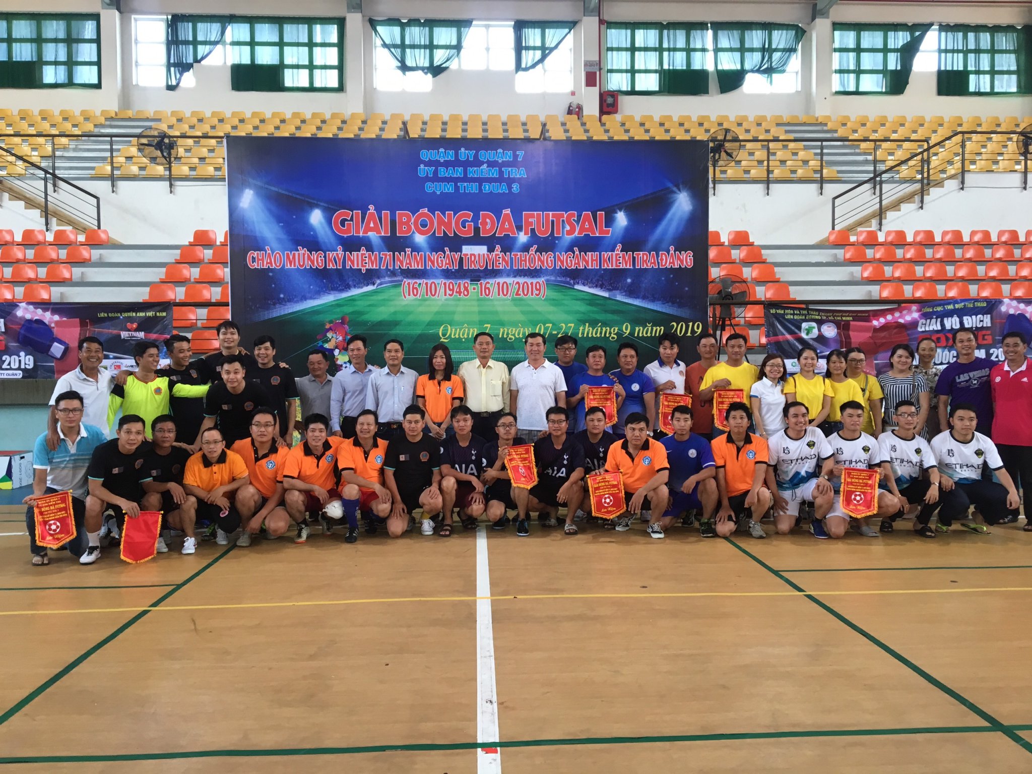 Chi cục Thi hành án dân sự Quận 7  tham gia giải bóng đá Fustal chào mừng kỷ niệm 71 năm ngày truyền thống ngành kiểm tra Đảng. (16/10/1948 – 16/10/2019).