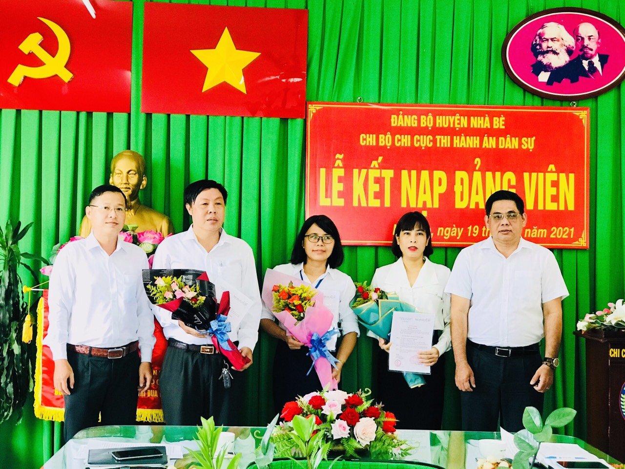 Chi bộ Chi cục Thi hành án dân sự huyện Nhà Bè  tổ chức Lễ kết nạp Đảng viên mới