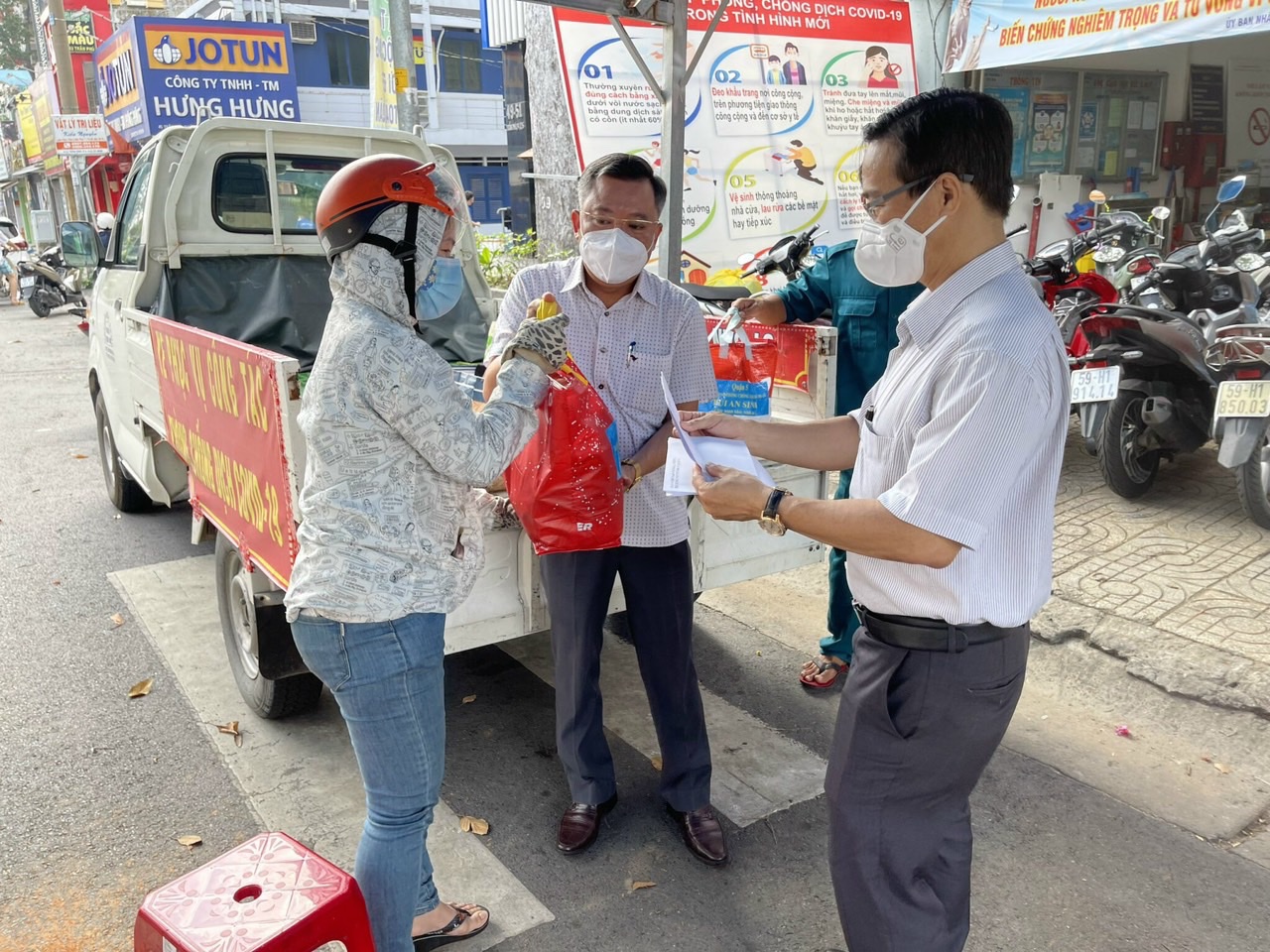 CHI CỤC THADS QUẬN 5  “Chung tay thực hiện “Túi An Sinh Xã Hội”