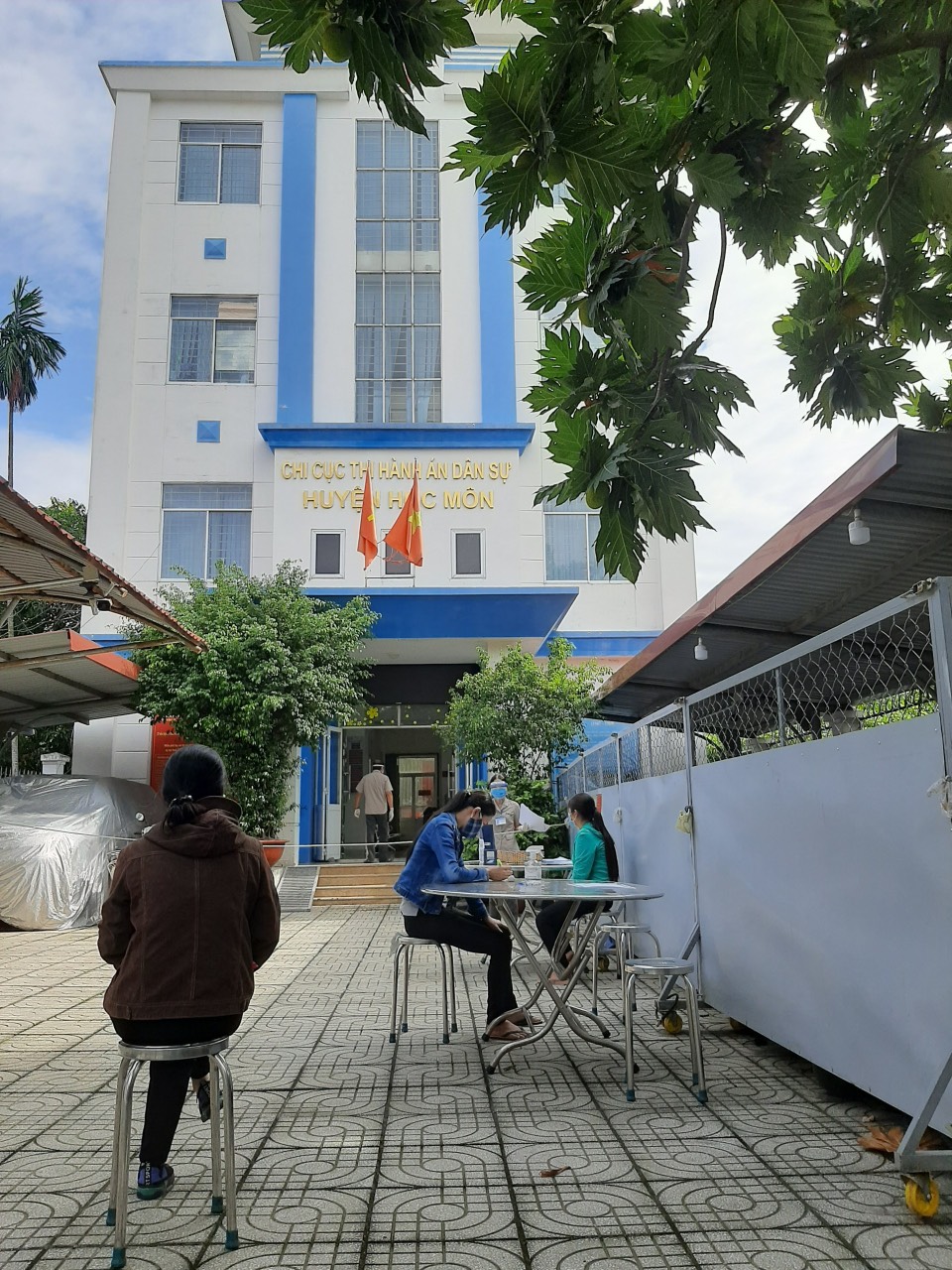 Chi cục Thi hành án dân sự huyện Hóc Môn kịp thời chi trả tiền cho người lao động.