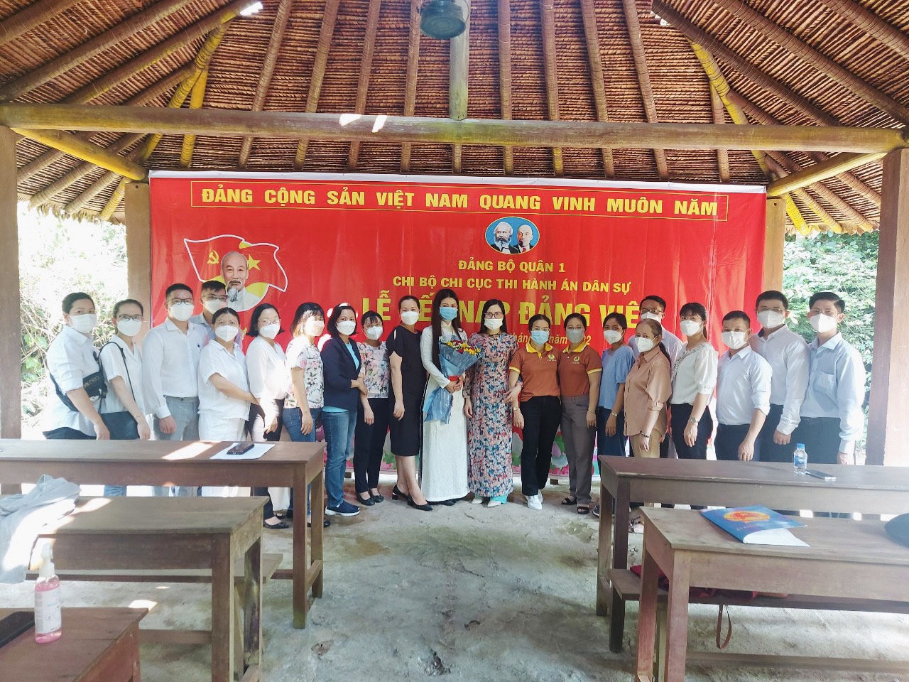 Chi bộ Chi cục Thi hành án dân sự Quận 1  Kết nạp đảng viên mới tại Trung ương cục Miền Nam