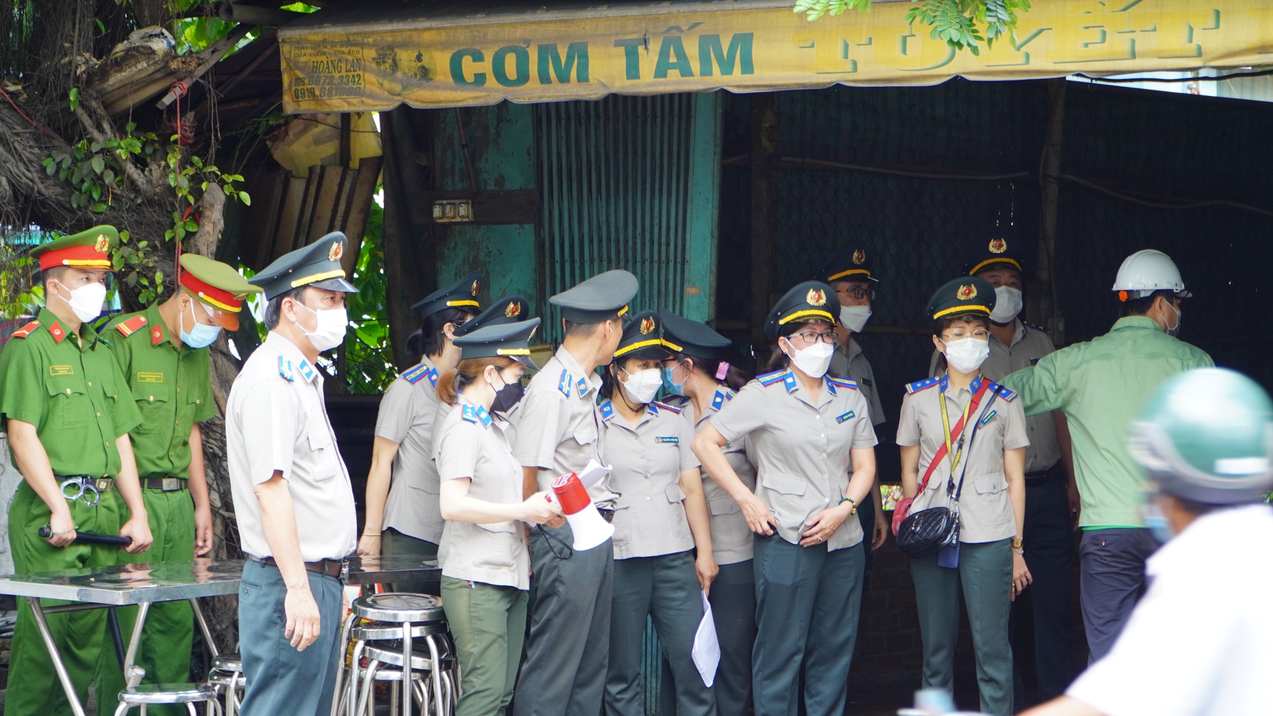 Bình Chánh: Cưỡng chế vụ “biến đất mượn thành sở hữu riêng hơn 30 năm”