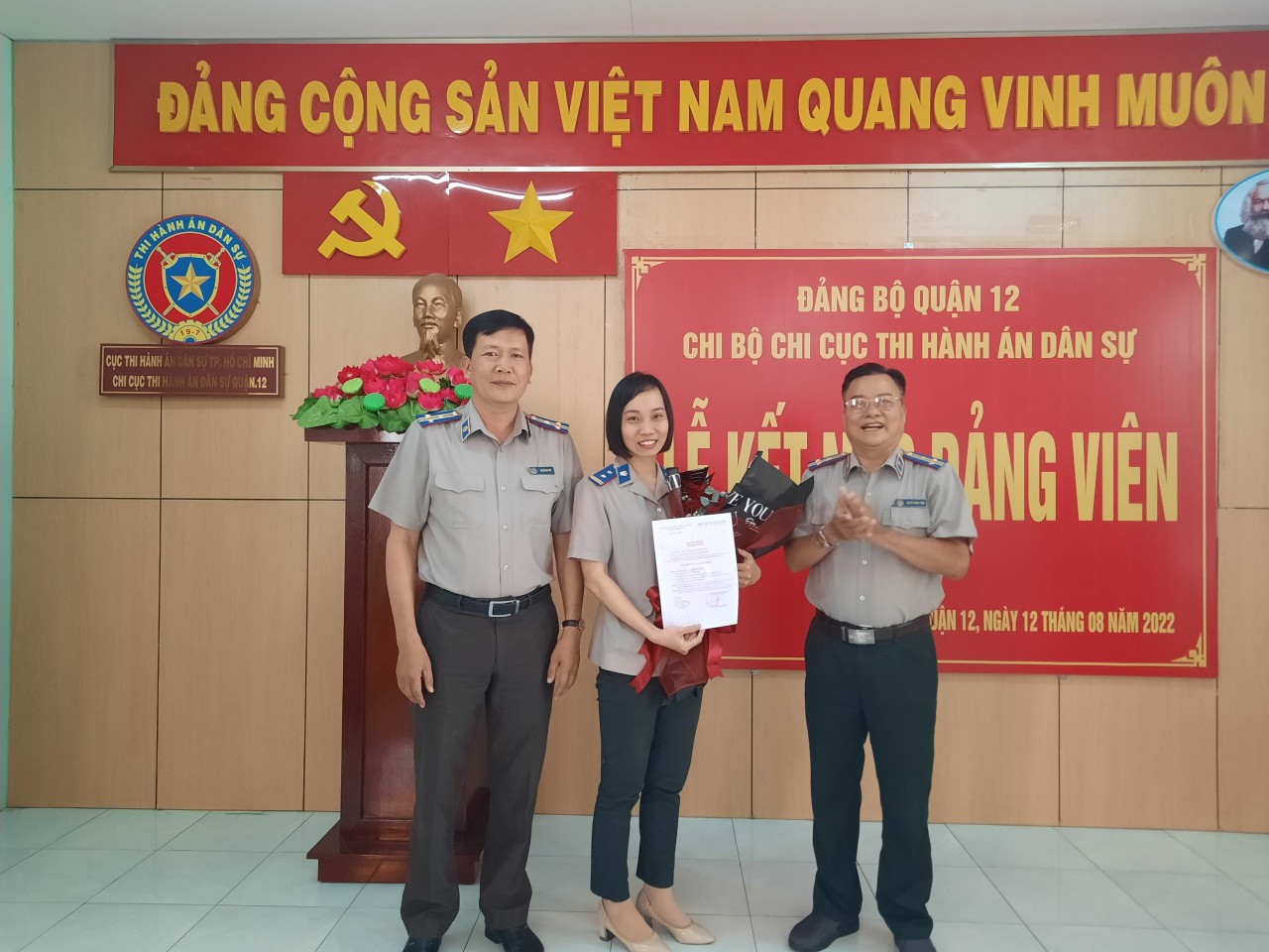 CHI BỘ CHI CỤC THADS QUẬN 12 KẾT NẠP ĐẢNG VIÊN  MỚI