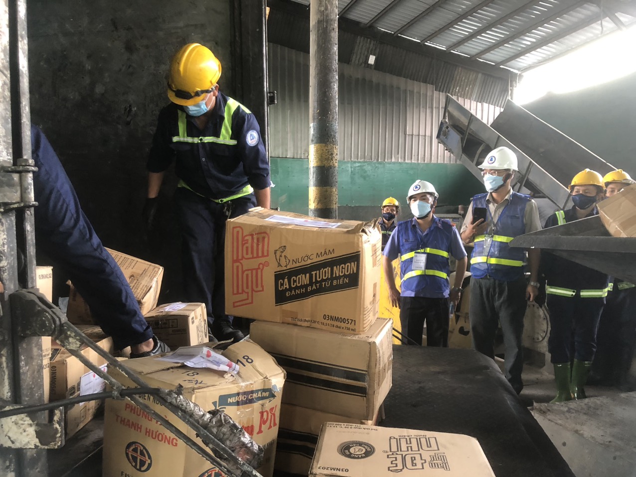 Chi cục THADS Hóc Môn: Thực hiện tiêu hủy gần 32.000 bao thuốc lá nhập lậu và 879 đơn vị sản phẩm hàng hoá giả mạo nhãn hiệu.