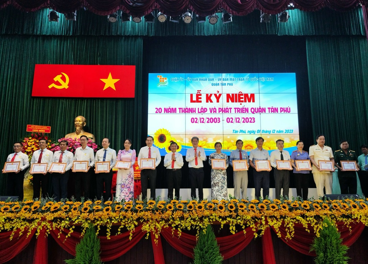 QUẬN TÂN PHÚ tổ chức lể kỷ niệm 20 năm thành lập quận, Chi cục Thi hành án dân sự quận được tặng Giấy khen do có nhiều thành tích trong thực hiện phong trào thi đua yêu nước