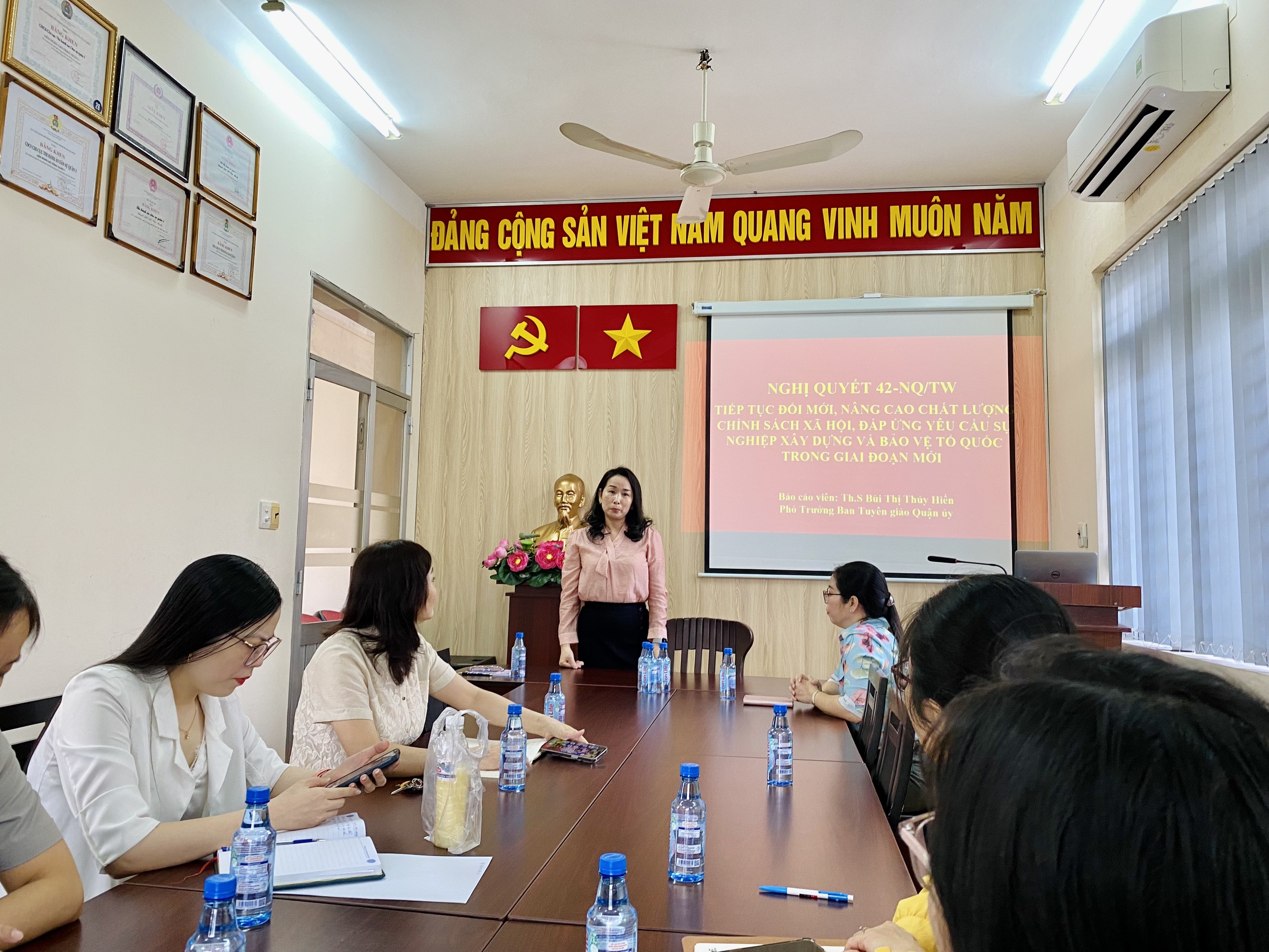 Chi cục thi hành án dân sự Quận 1 học tập, quán triệt Nghị quyết Trung ương 8 Khóa XIII