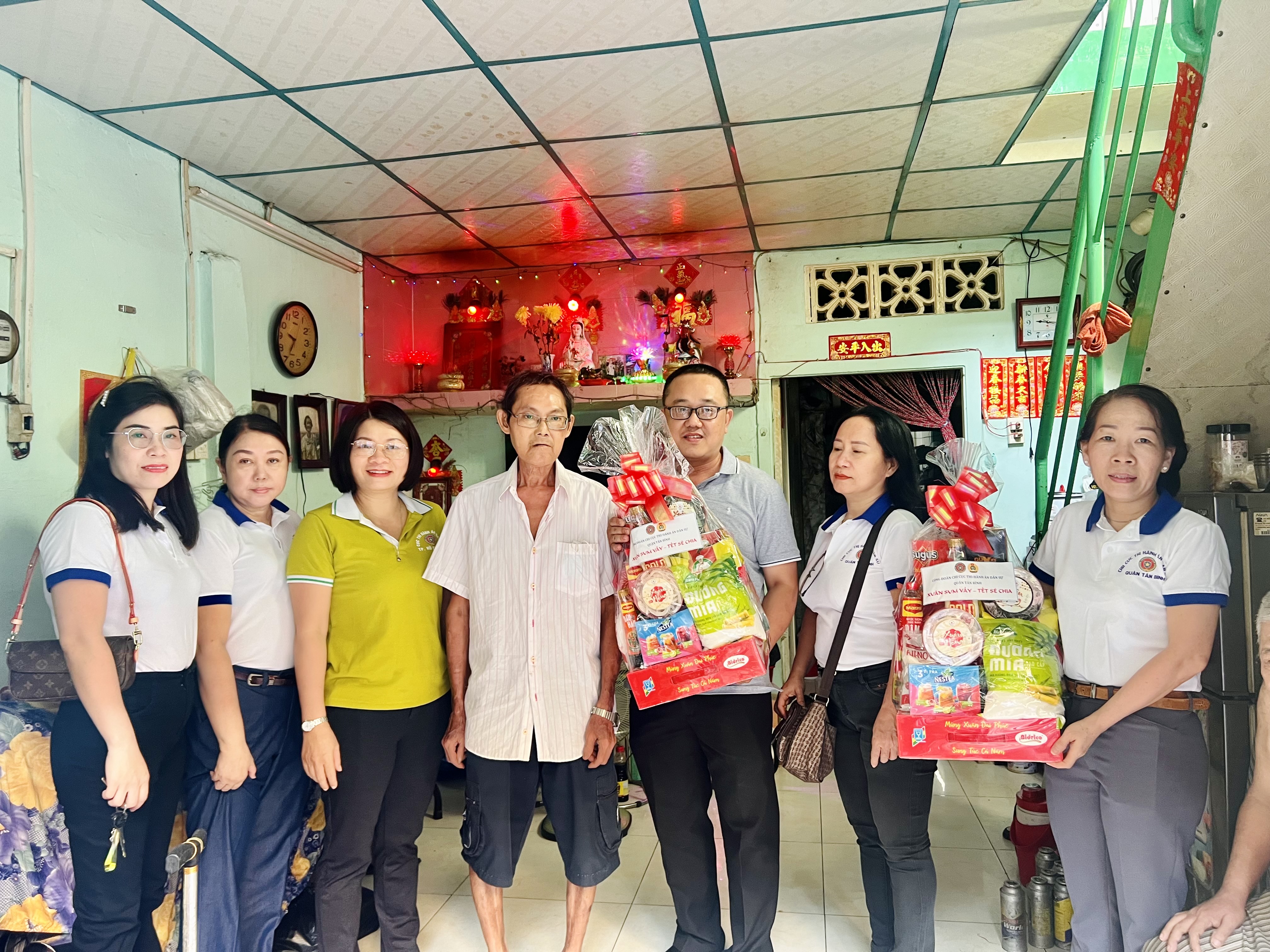 CHI CỤC THI HÀNH ÁN DÂN SỰ QUẬN TÂN BÌNH thăm và tặng quà một số gia đình có hoàn cảnh khó khăn nhân dịp Tết Nguyên Đán Giáp Thìn năm 2024