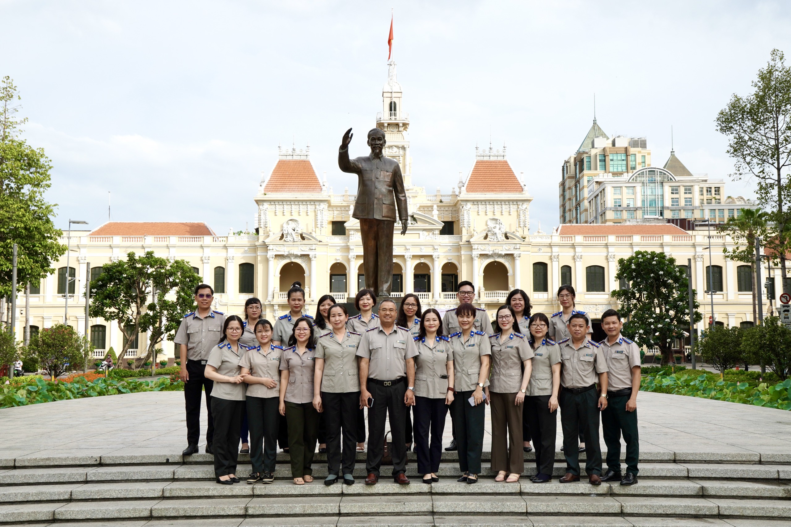 Chi cục Thi hành án dân sự Quận 1, TP Hồ Chí Minh dâng hương tưởng niệm Chủ tịch Hồ Chí Minh