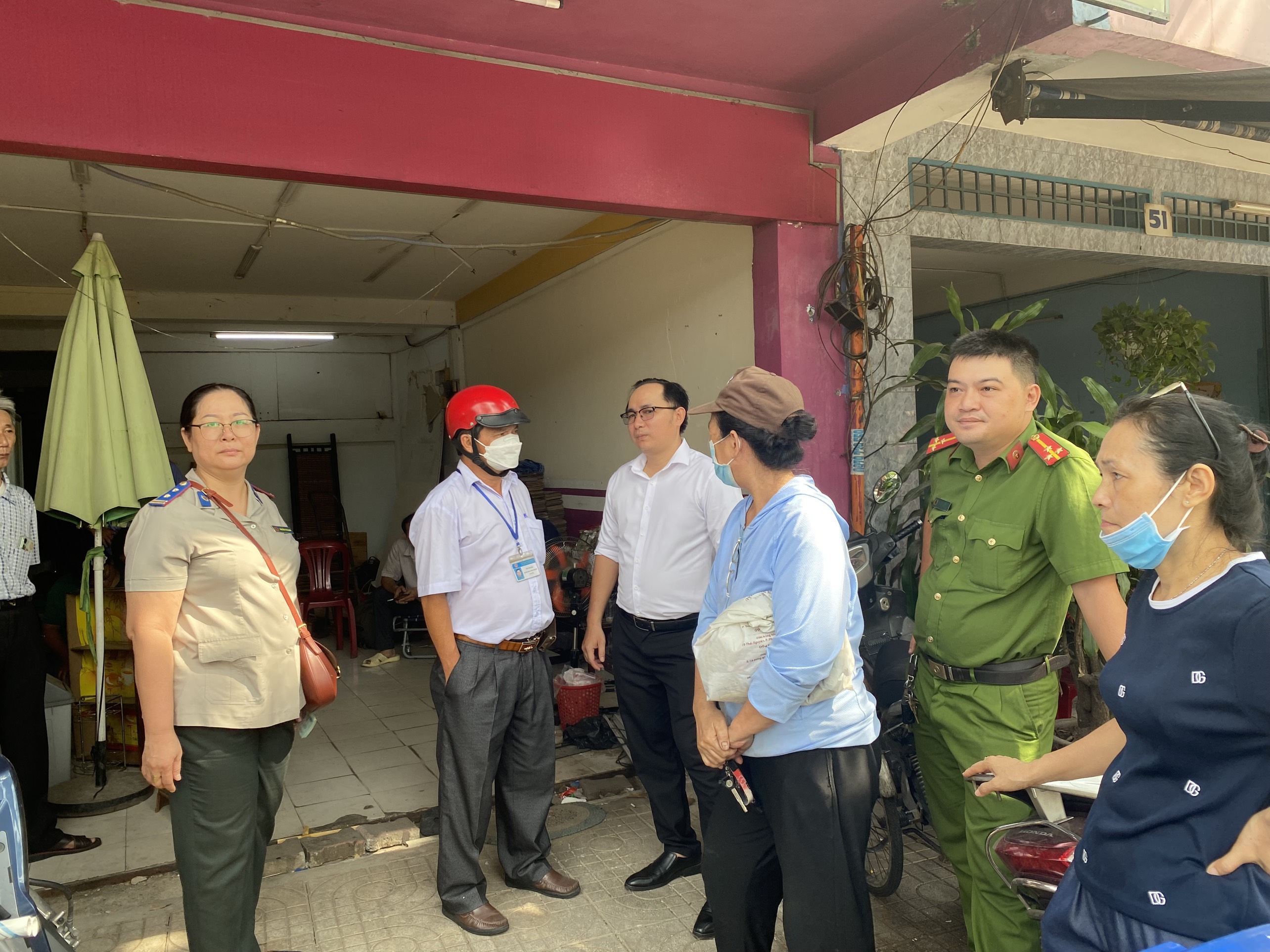 Chi cục Bình Thạnh: Phối hợp vận động giao nhà thành công cho người trúng đấu giá.