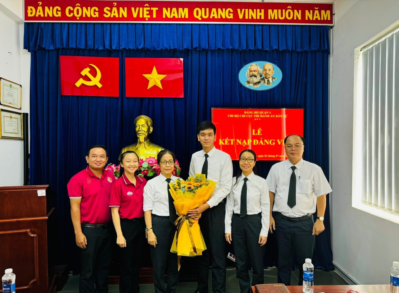 Chi bộ Chi cục Thi hành án dân sự Quận 3 phát triển Đảng viên mới.