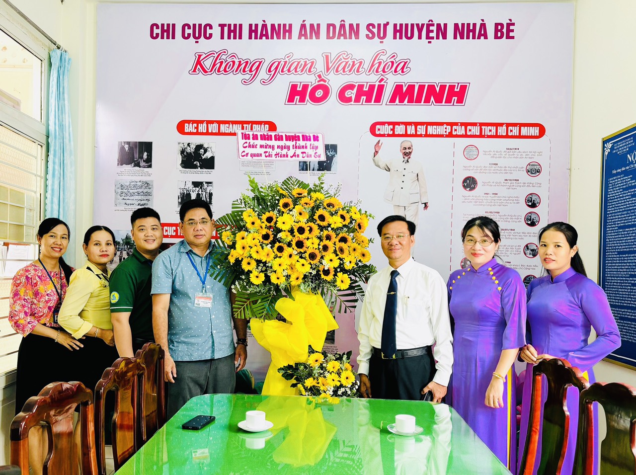 Phó Bí thư huyện Uỷ - Chủ tịch UBND huyện Nhà Bè chúc mừng Chi cục THADS nhân dịp Ngày truyền thống 19/7