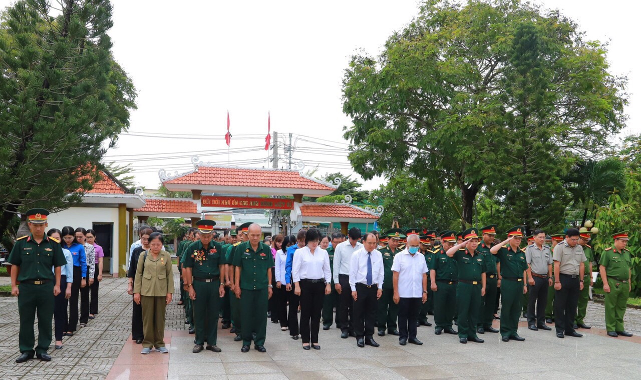 Chi cục THADS huyện Nhà Bè dâng hương viếng Anh hùng liệt sỹ ngày 27-7