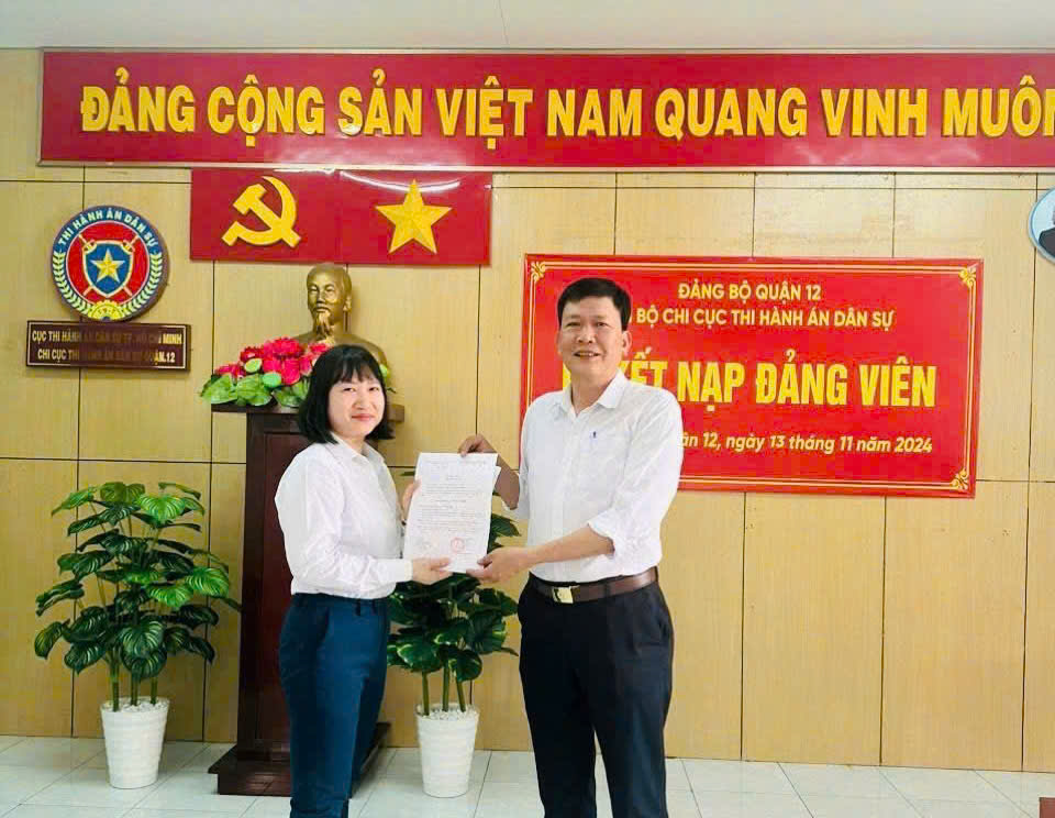 Chi bộ Chi cục Thi hành án dân sự Quận 12 tổ chức kết nạp đảng viên