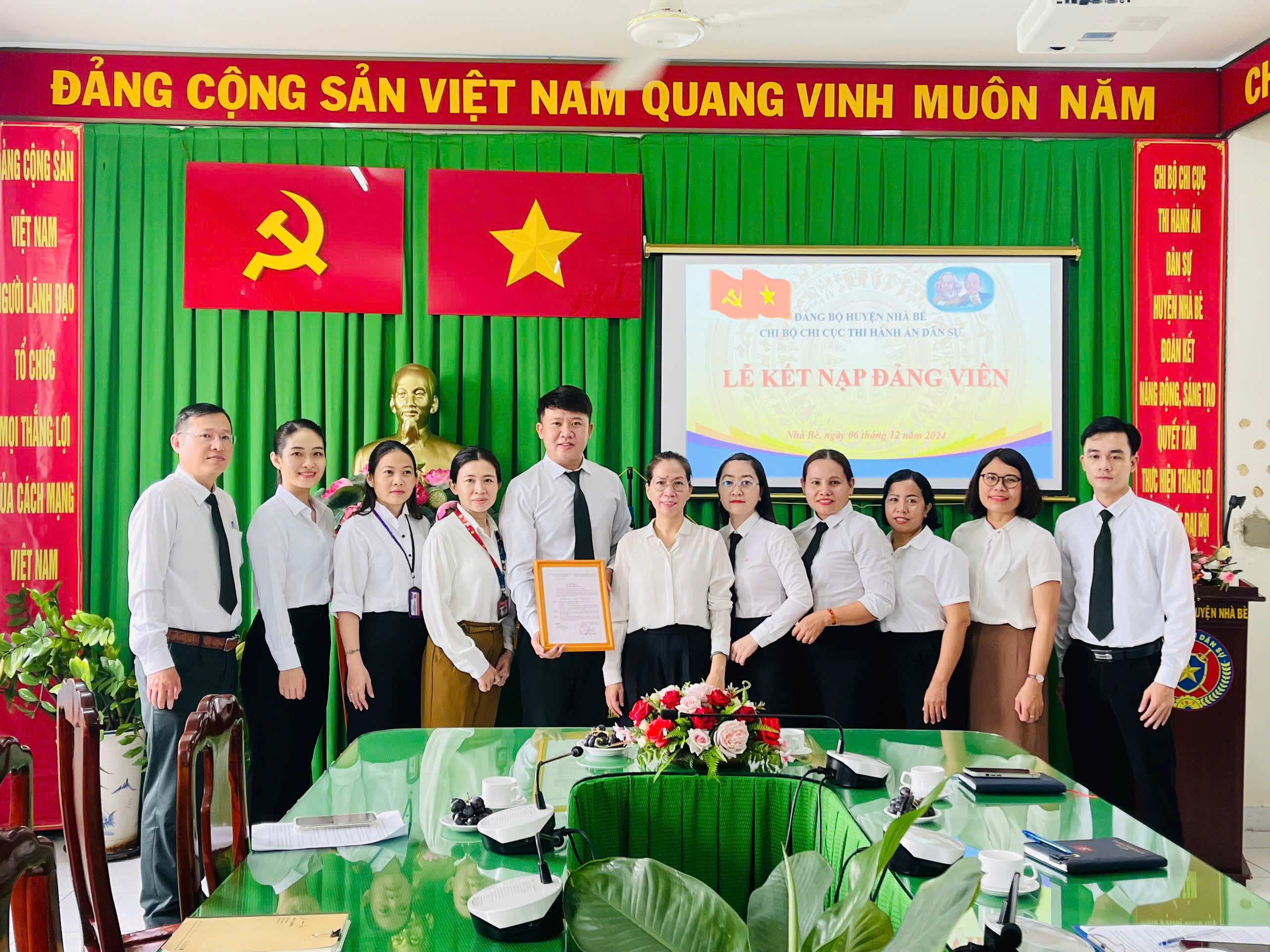 Chi bộ Chi cục Thi hành án dân sự huyện Nhà Bè tổ chức Lễ kết nạp Đảng viên mới