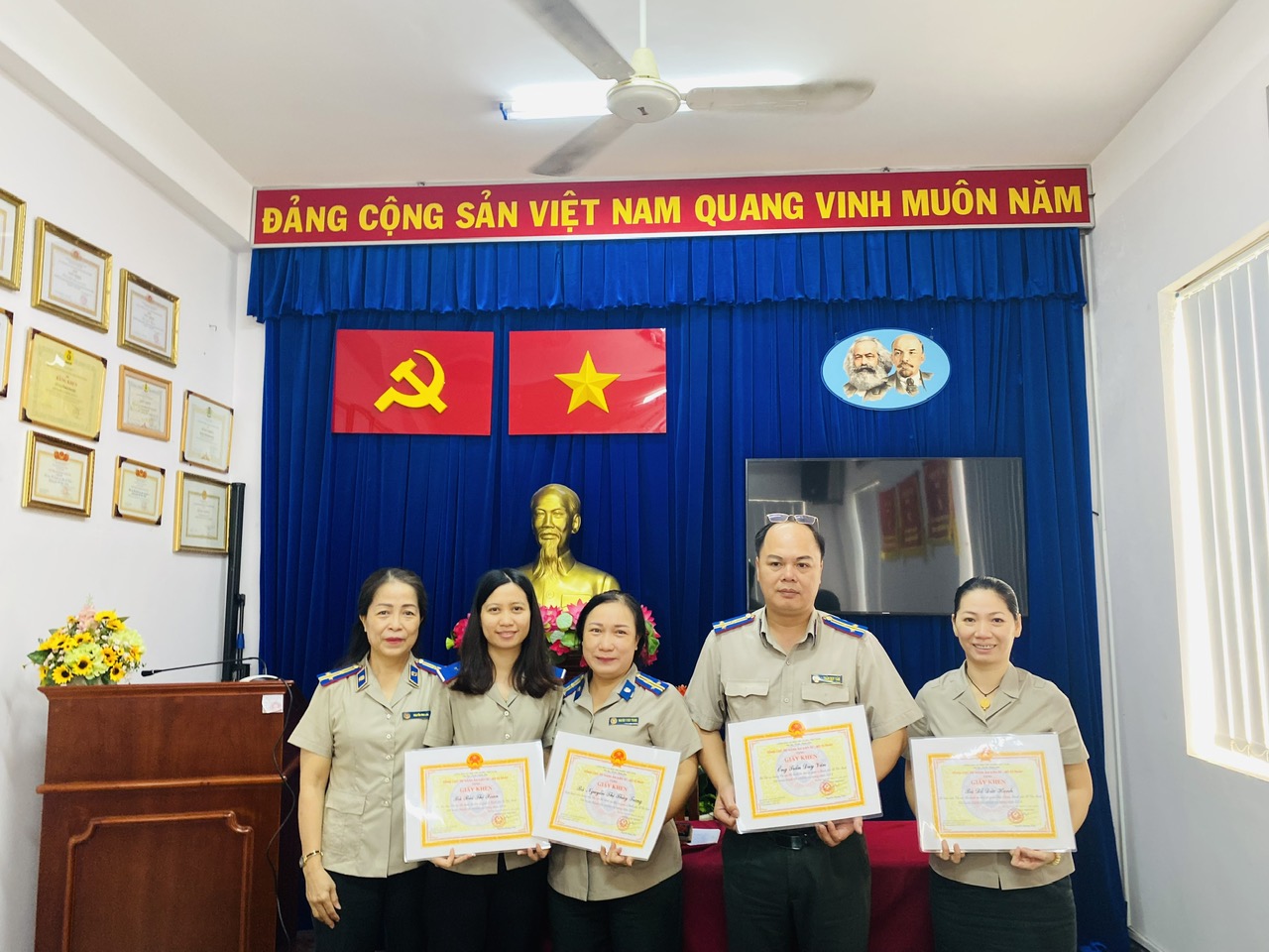 Chi cục Thi hành án dân sự Quận 3 trao Giấy khen cho cá nhân đạt thành tích xuất sắc trong công tác năm 2024