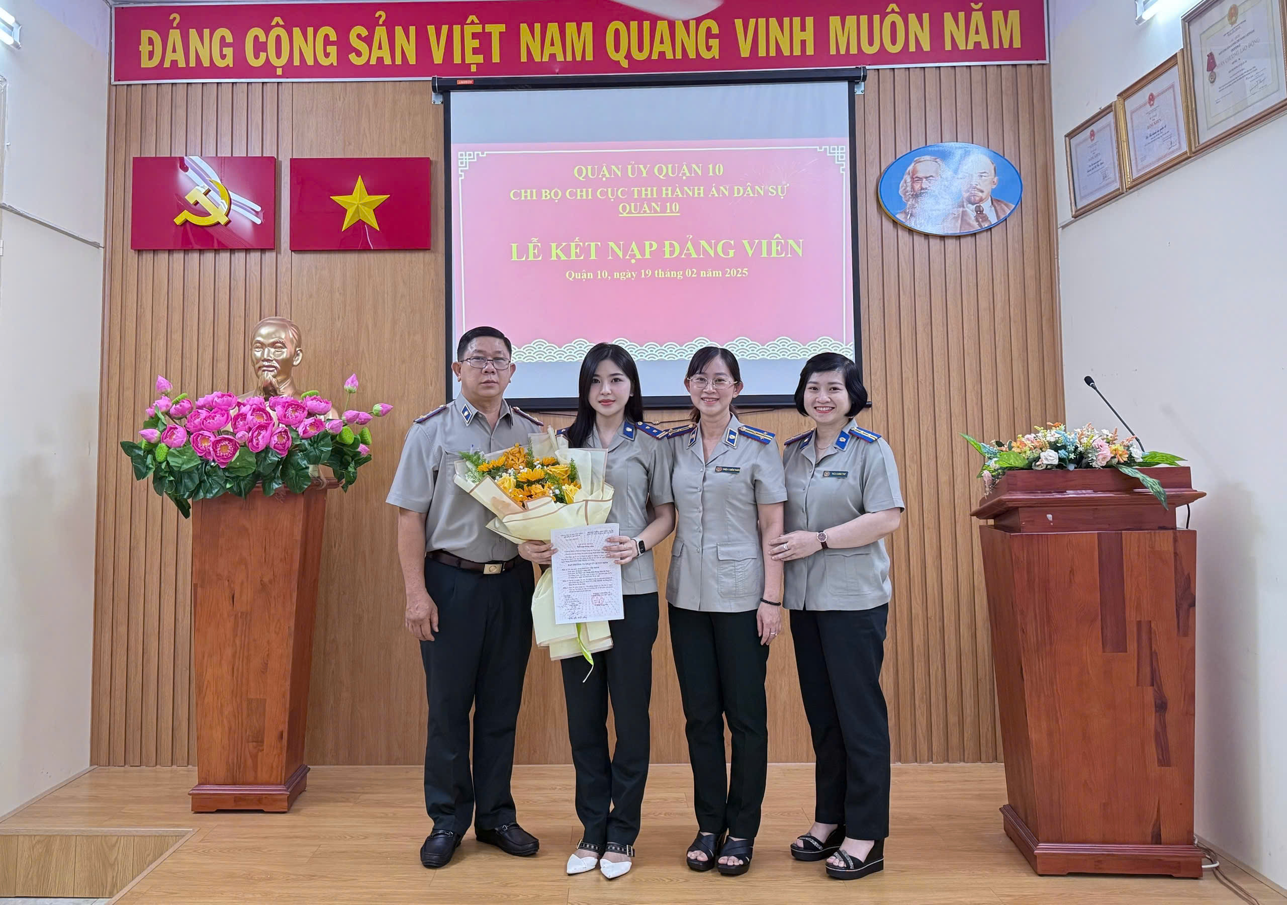 Chi bộ Chi cục Thi hành án dân sự Quận 10 tổ chức Lễ kết nạp Đảng viên