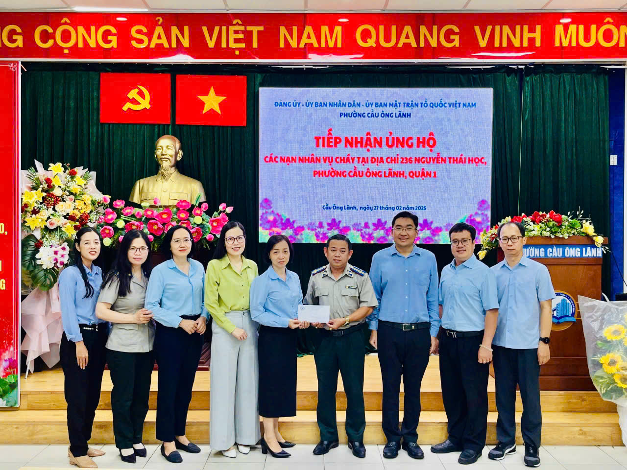 Chi cục THADS Quận 1 chung tay hỗ trợ, giúp đỡ cho các hộ dân bị thiệt hại do hỏa hoạn.