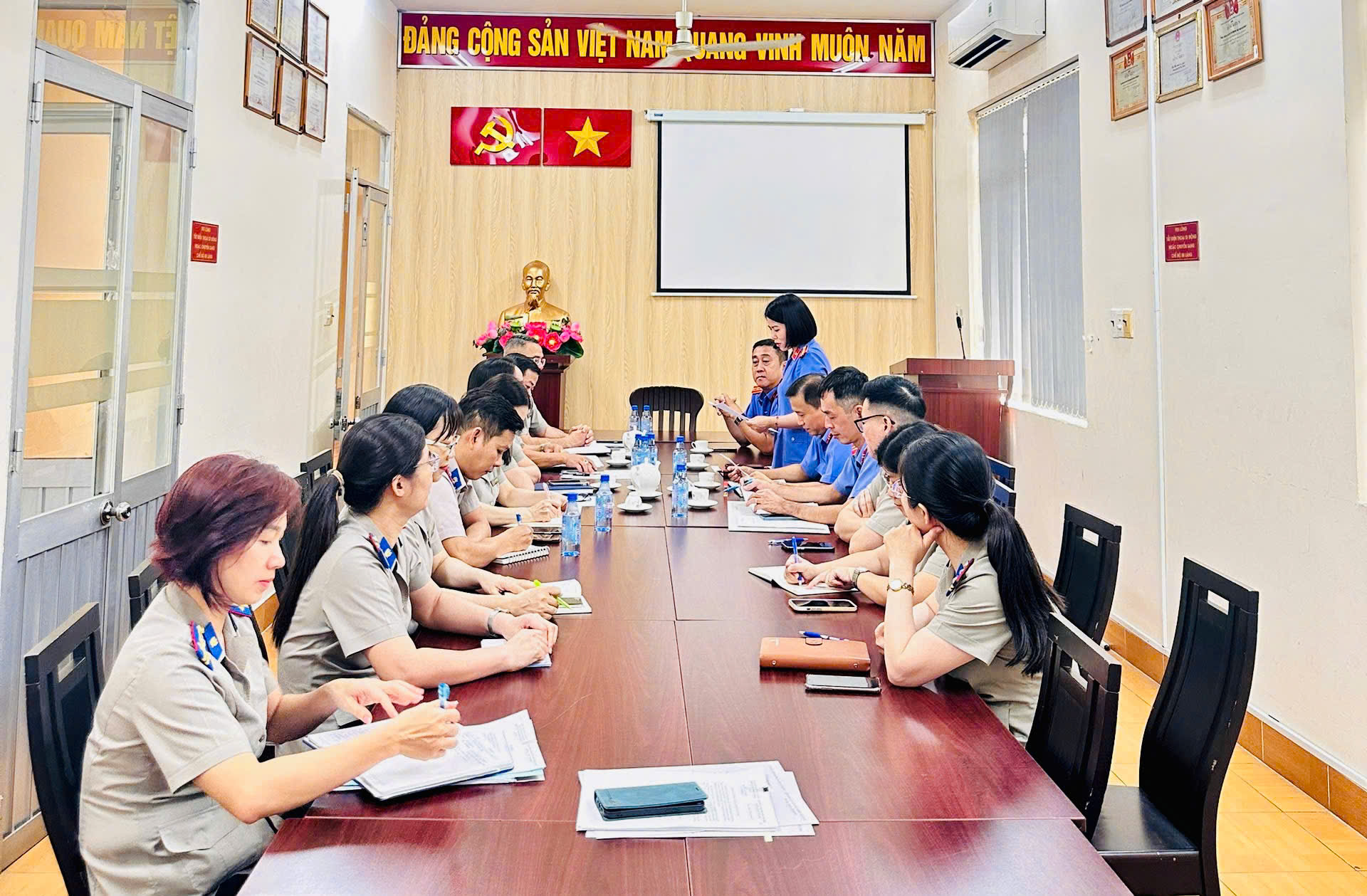 VIỆN KIỂM SÁT NHÂN DÂN QUẬN 1 CÔNG BỐ QUYẾT ĐỊNH TRỰC TIẾP KIỂM SÁT HOẠT ĐỘNG THI HÀNH ÁN DÂN SỰ