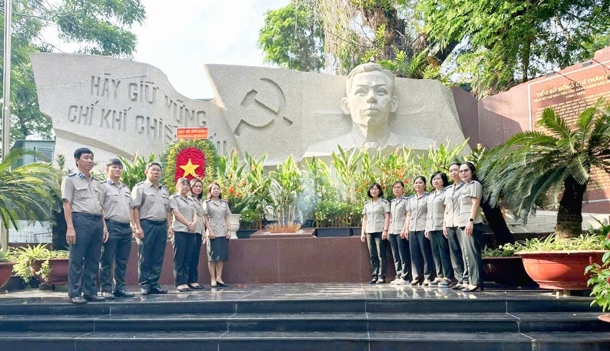 CHI CỤC THI HÀNH ÁN DÂN SỰ QUẬN 10 Viếng bia tưởng niệm và dâng hương các anh hùng liệt sĩ  tại di tích lịch sử ở Quận 10