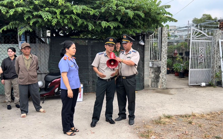 Chi cục THADS huyện Hóc Môn phối hợp cưỡng chế giao tài sản cho người được thi hành án