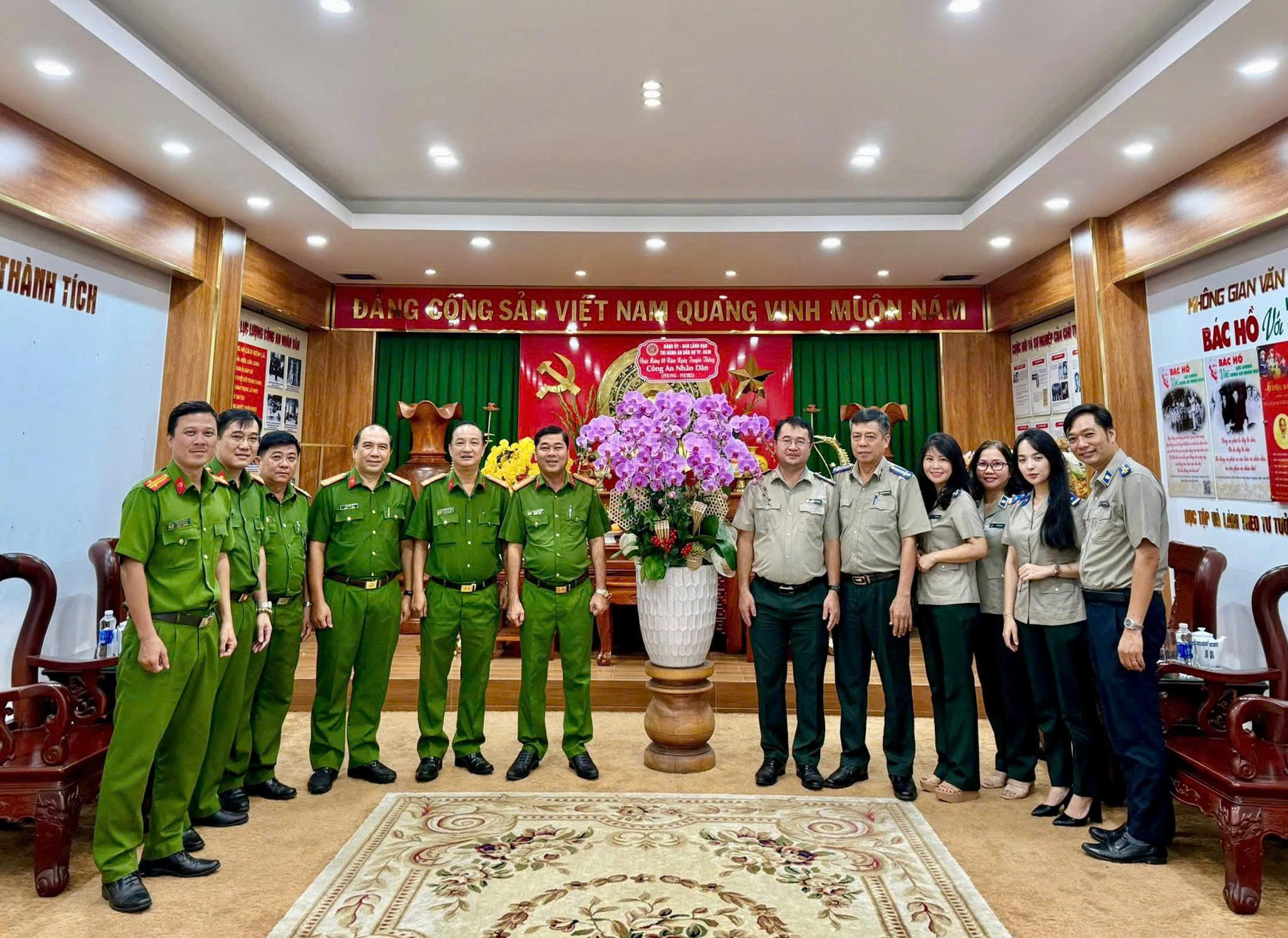 THI HÀNH ÁN DÂN SỰ TP.HCM THĂM, CHÚC MỪNG CÔNG AN TP.HCM NHÂN 80 NĂM NGÀY TRUYỀN THỐNG
