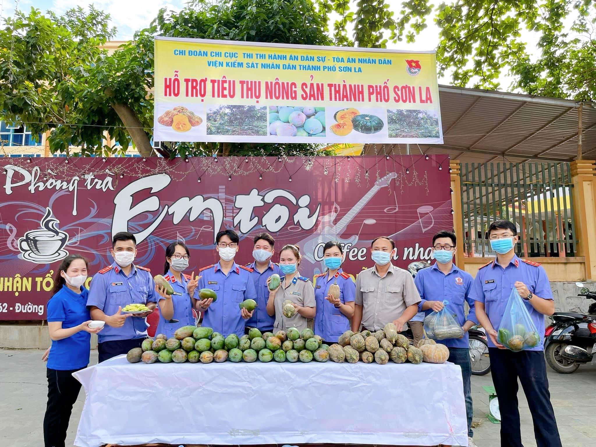 Chi đoàn Chi cục Thi hành án dân sự - Tòa án nhân dân - Viện kiểm sát nhân dân thành phố Sơn La thực hiện Chương trình “Tiếp sức hỗ trợ tiêu thụ nông sản thành phố Sơn La” trên địa bàn thành phố Sơn La, tỉnh Sơn La