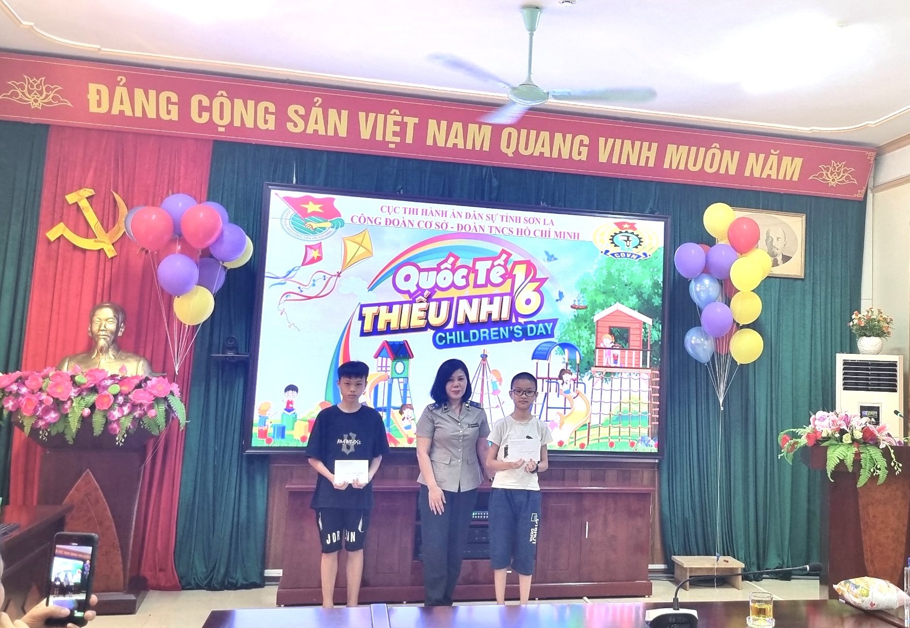 Đại diện cấp ủy Cục trao quà cho các cháu thiếu nhi