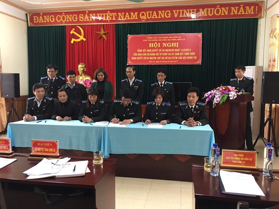 Đại biểu ký cam kết trách nhiệm và xem xét trách nhiệm của người đứng đầu, cấp phó của người đứng đầu các đơn vị trong thực hiện chức trách nhiệm vụ