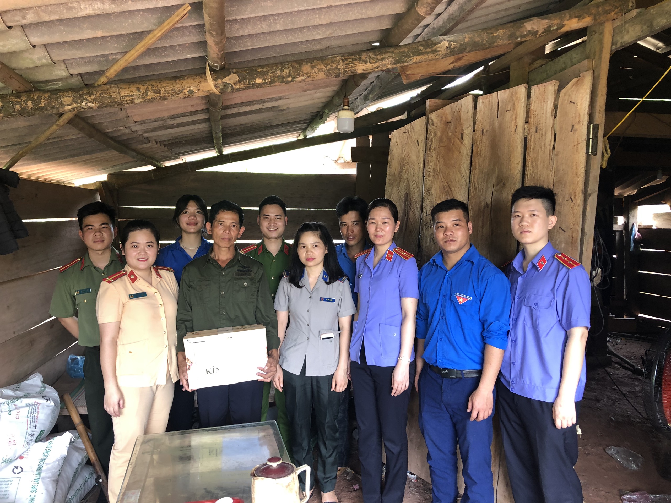 Các Chi đoàn khối Nội chính huyện Chi Lăng phối hợp thăm hỏi, tặng quà các gia đình Chính sách, xây dựng tủ sách Bác Hồ tại xã Hữu Kiên