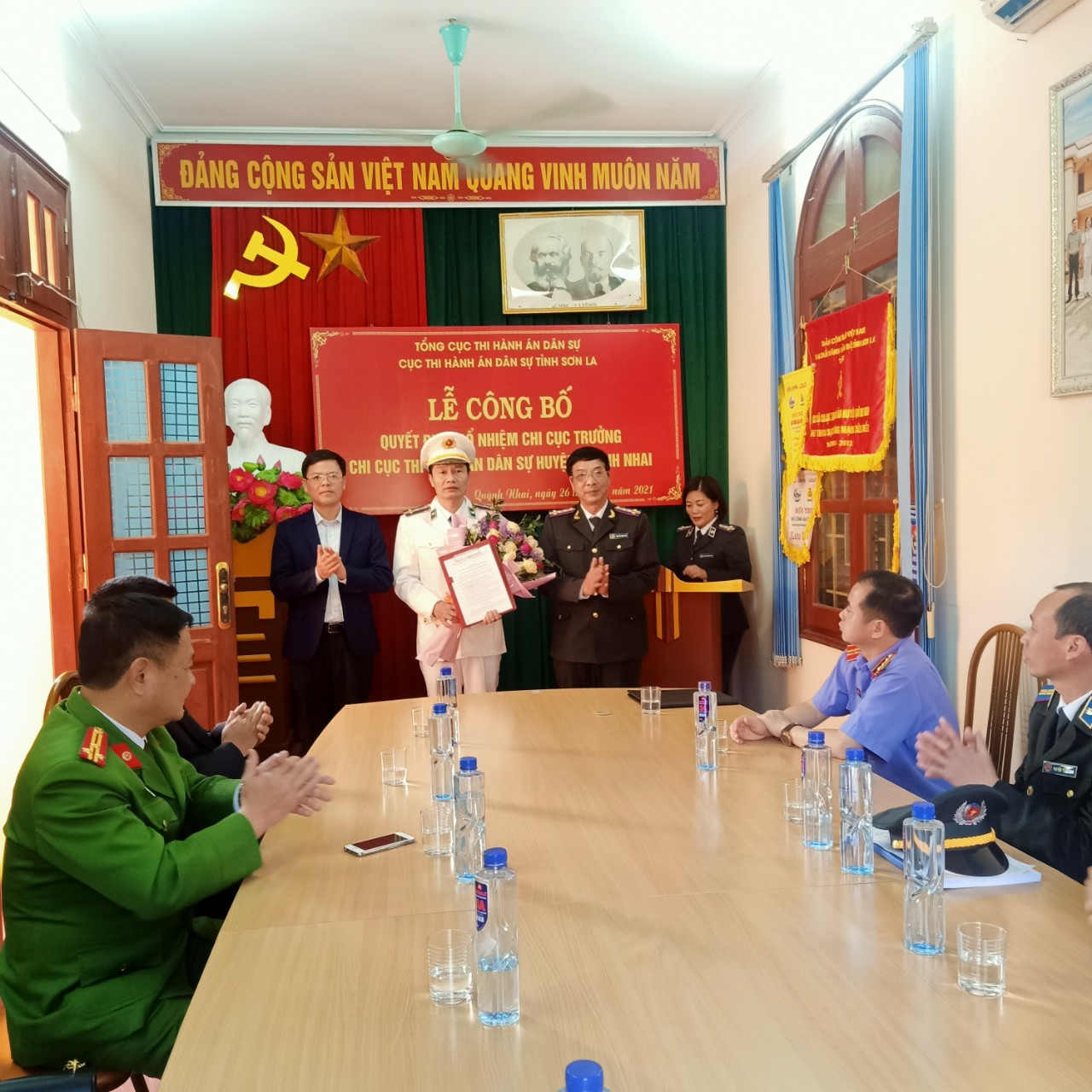 Công bố và trao các Quyết định điều động, bổ nhiệm công chức giữ chức vụ giữ chức vụ lãnh đạo Chi cục Thi hành án dân sự các huyện, thành phố thuộc tỉnh Sơn La