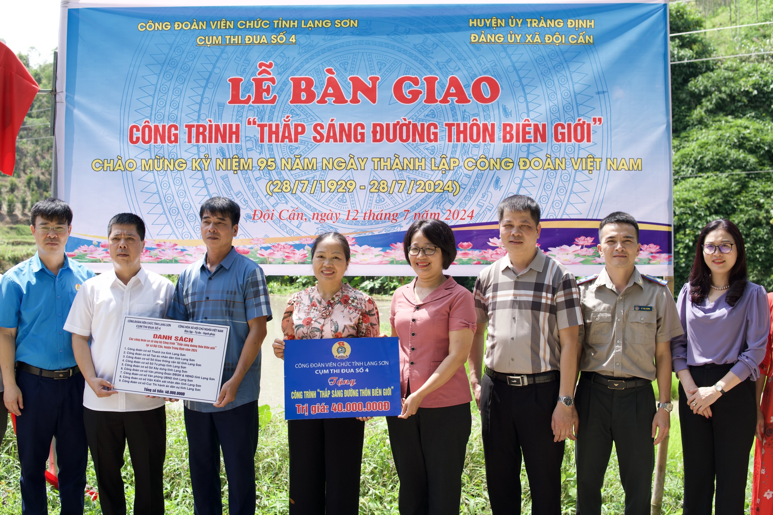 Cụm thi đua số 4, Công đoàn Viên chức tỉnh Lạng Sơn bàn giao công trình “Thắp sáng đường thôn biên giới” tại Đội Cấn-Tràng Định