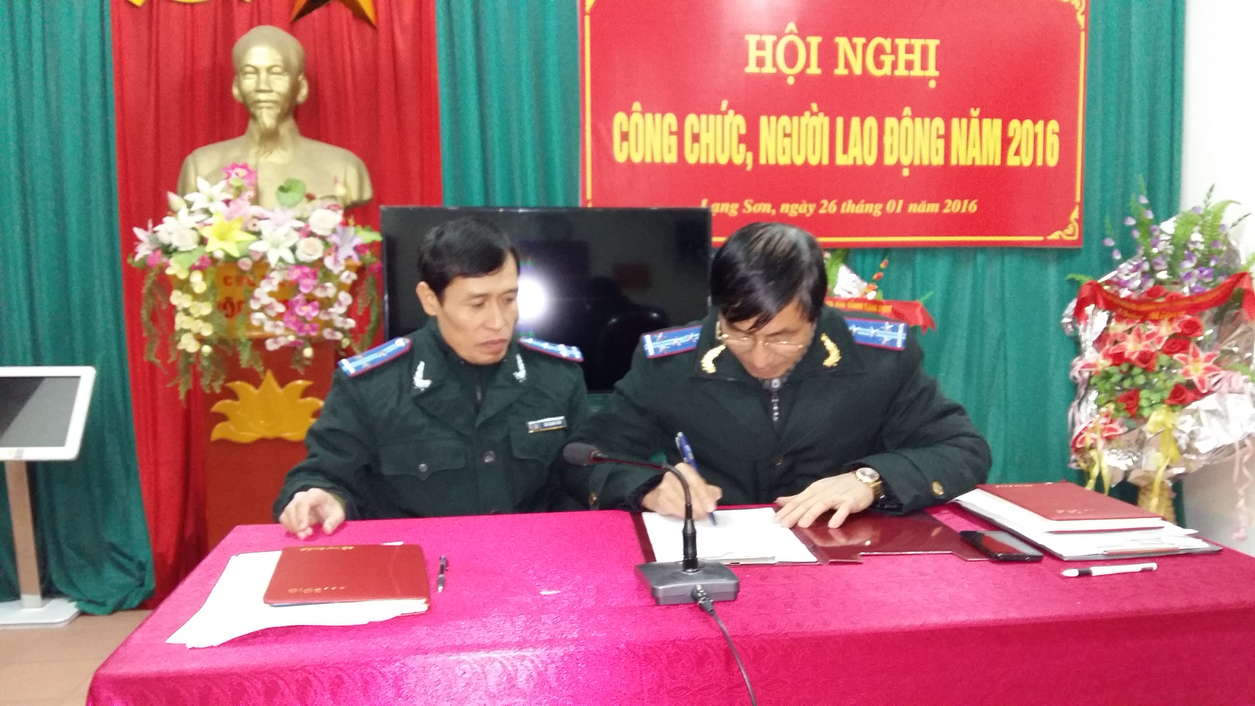 Đồng chí Cục trưởng và đồng chí Chủ tịch công đoàn cơ sở ký kết giao ước thi đua năm 2016