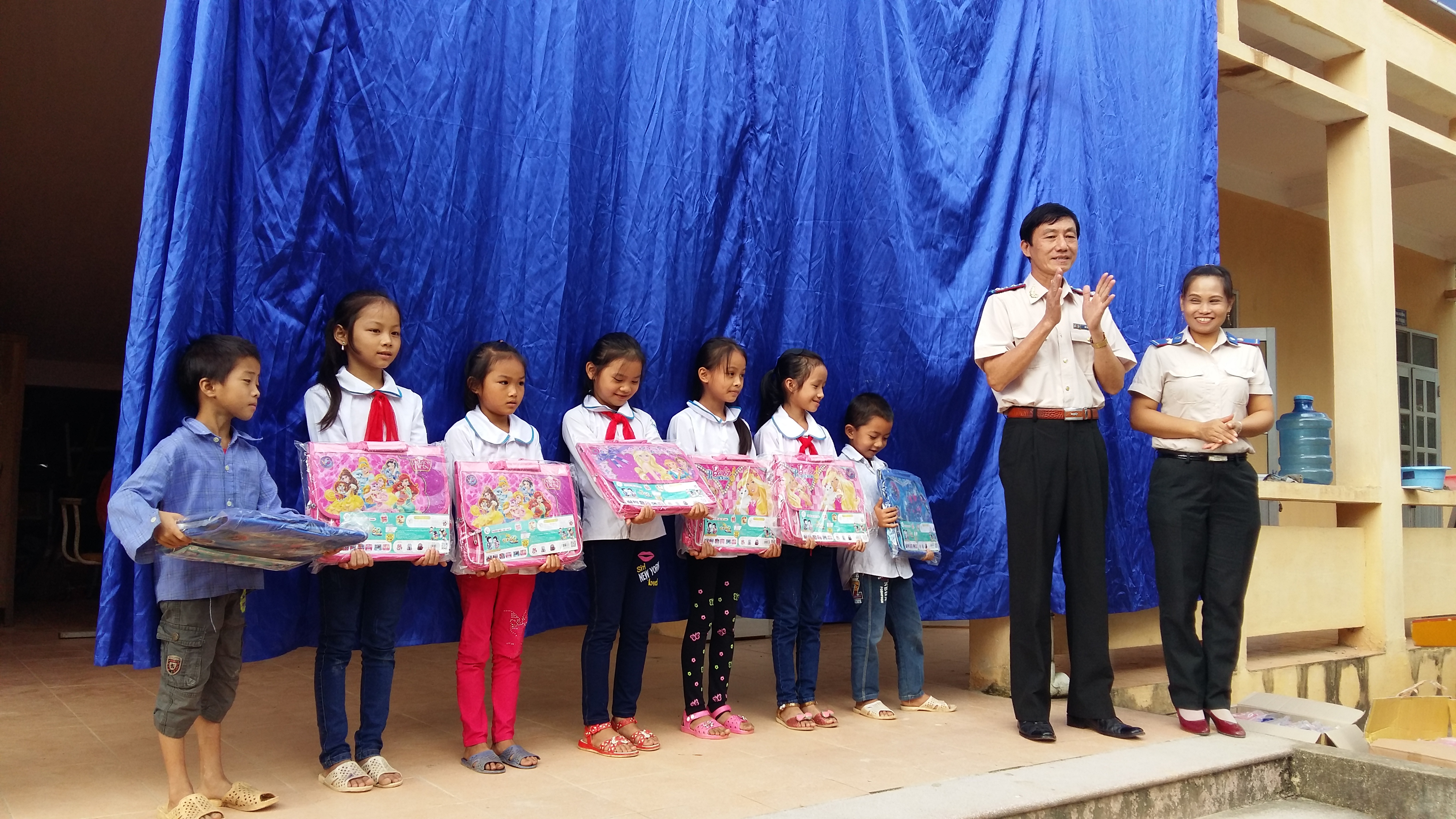 CỤC THI HÀNH ÁN DÂN SỰ TỈNH LẠNG SƠN TỔ CHỨC TẶNG QUÀ CHO CÁC TRƯỜNG TIỂU HỌC VÙNG 3, CÁC EM HỌC SINH NGHÈO TRÊN ĐỊA BÀN TỈNH LẠNG SƠN