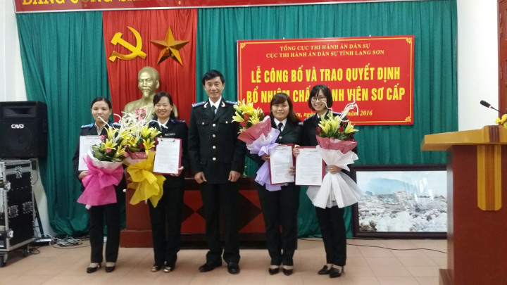 Công bố và trao quyết định bổ nhiệm Chấp hành viên sơ cấp