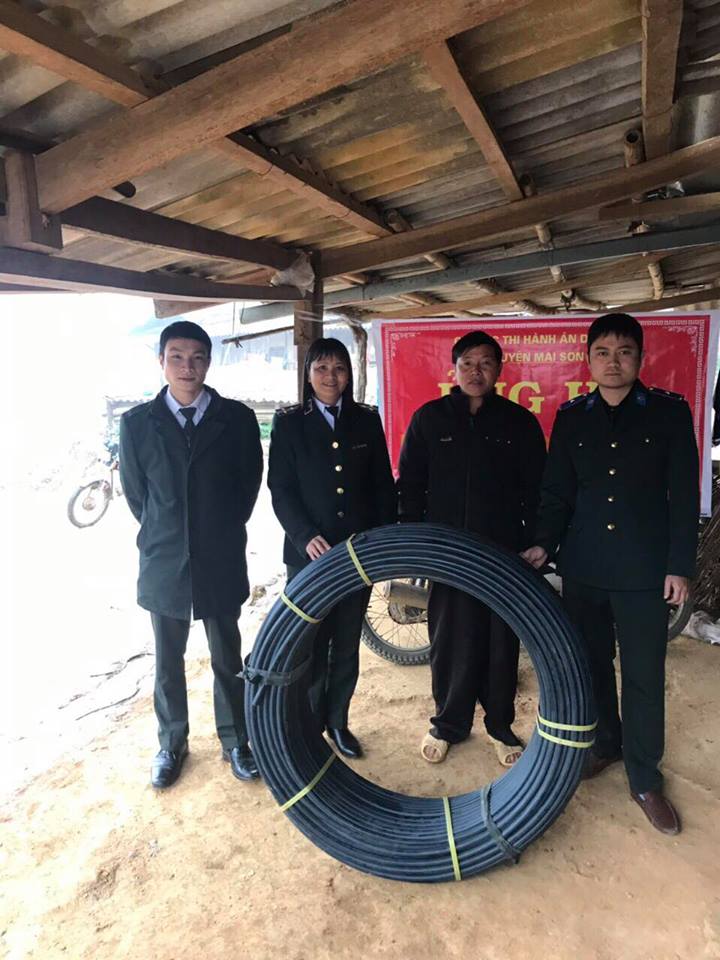 Chi cục Thi hành án dân sự huyện Mai Sơn, tỉnh Sơn La thực hiện giúp đỡ Bản Thẳm Hưn, xã Phiêng Cằm, huyện Mai Sơn, tỉnh Sơn La