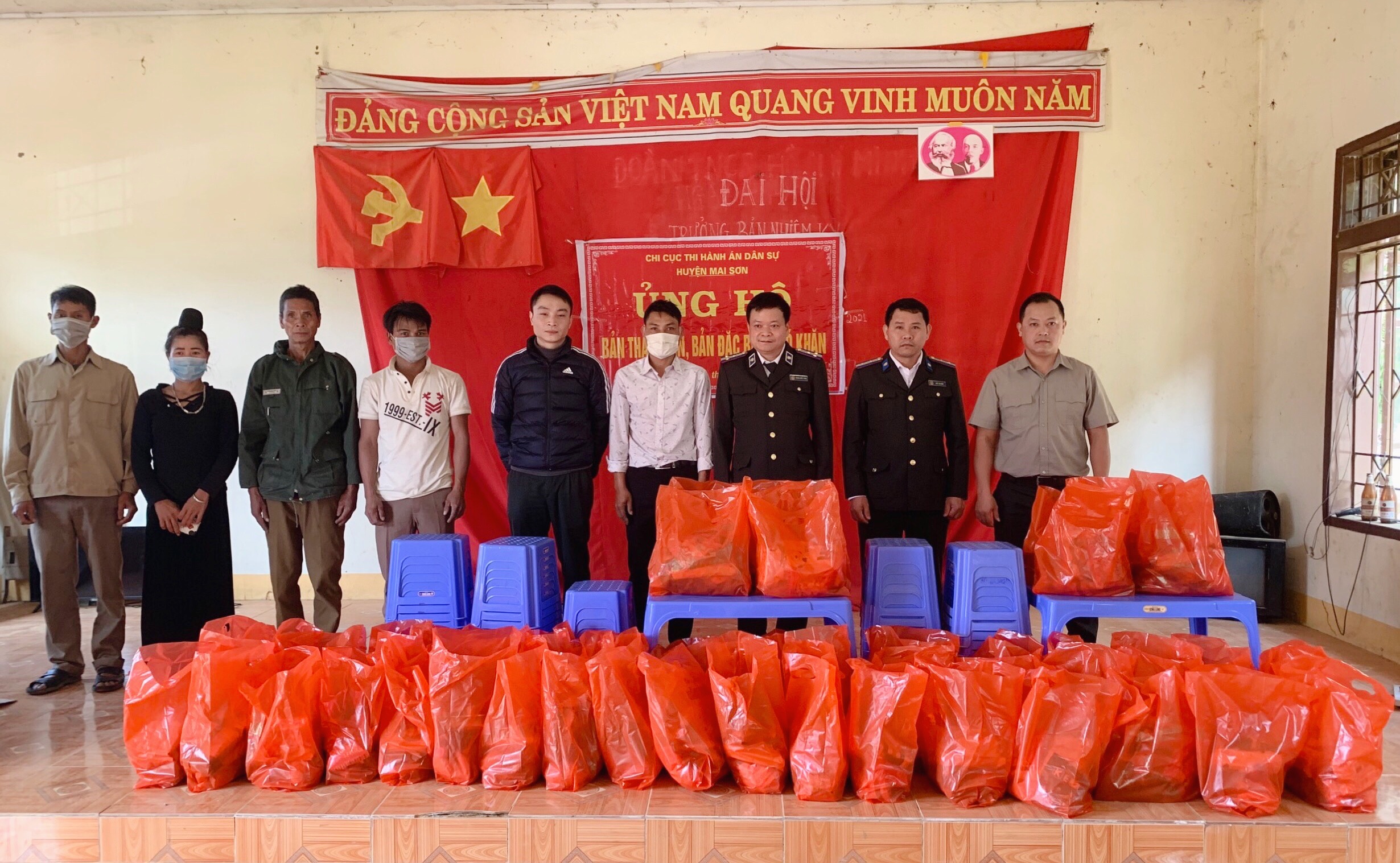 Chi cục Thi hành án dân sự huyện Mai Sơn trao quà Tết giúp đỡ bản Thẳm Hưn, xã Phiêng Cằm