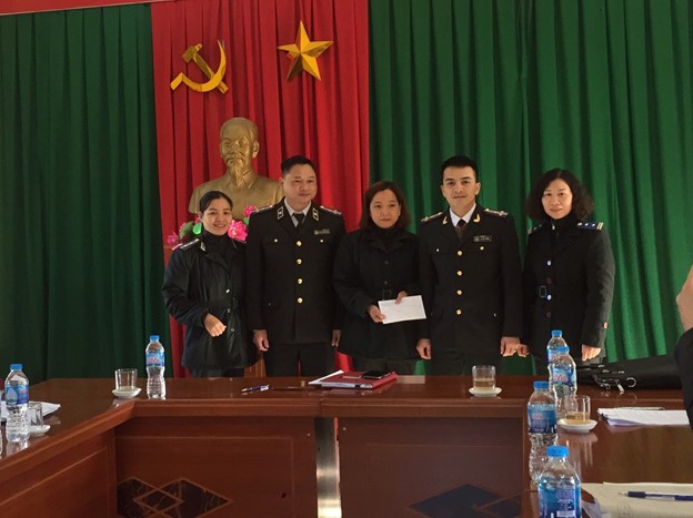 Tặng quà chia sẻ, động viên cán bộ Thi hành án có hoàn cảnh đặc biệt khó khăn