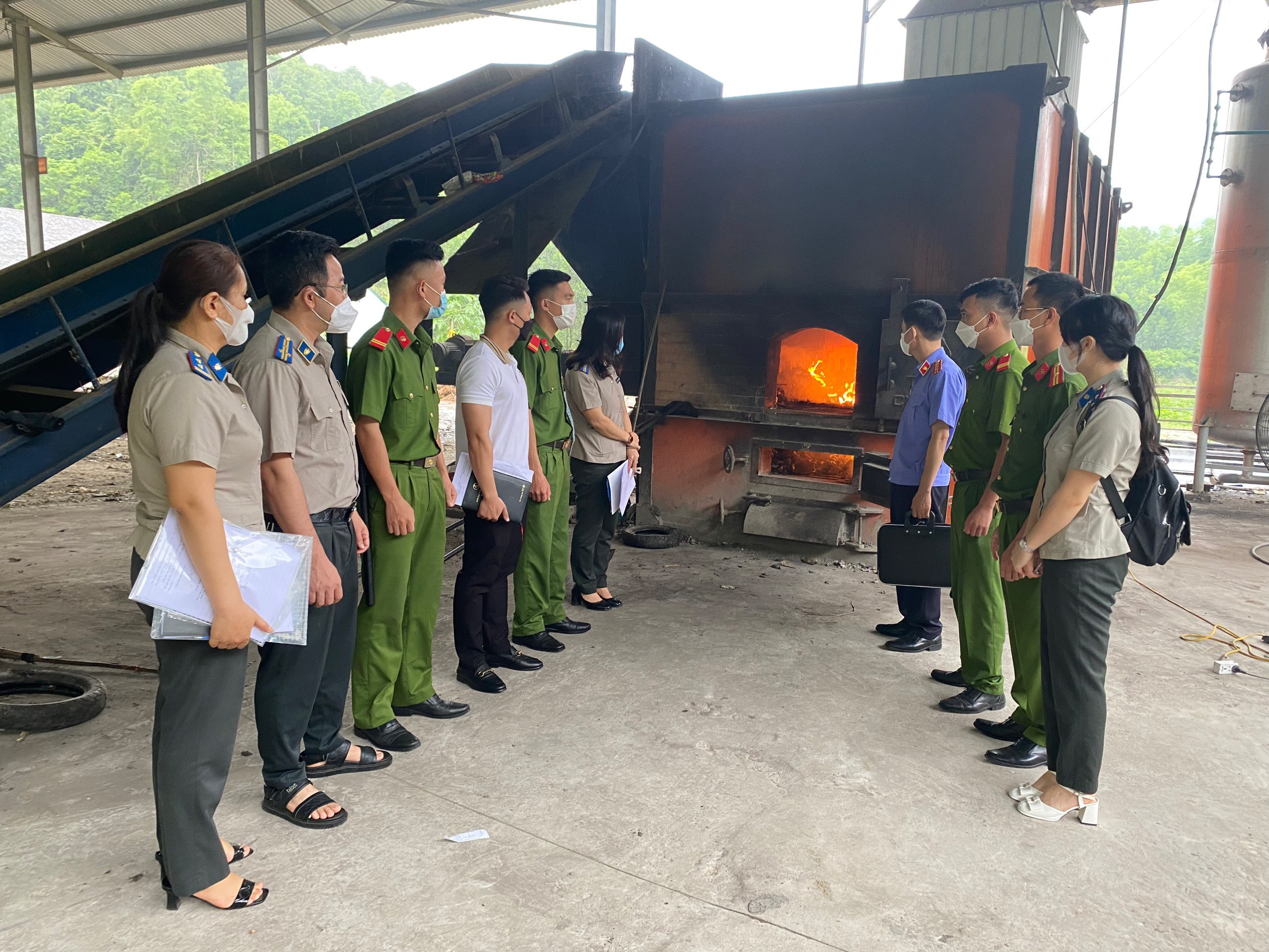 Hội đồng tiêu hủy vật chứng của Cục Thi hành án dân sự tỉnh Lạng Sơn tổ chức việc tiêu hủy vật chứng, tài sản của 04 bản án hình sự đã có hiệu lực pháp luật