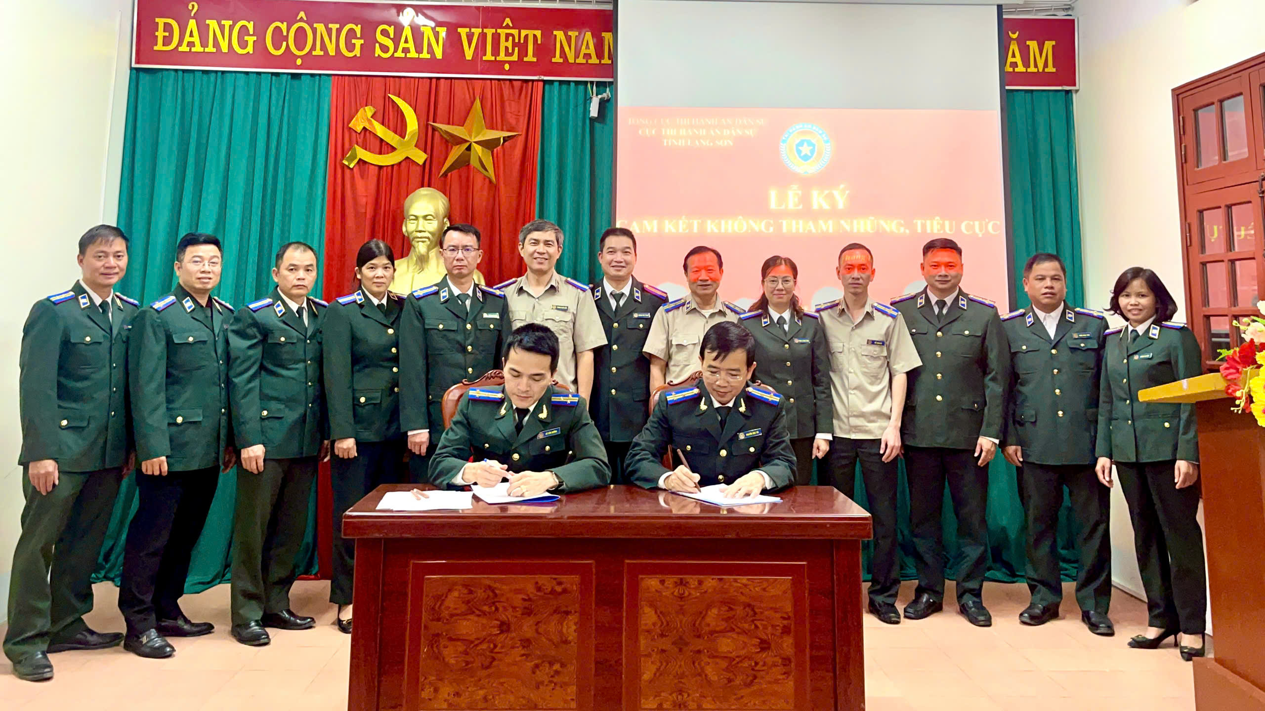 Cục THADS tỉnh Lạng Sơn tổ chức ký cam kết không tiêu cực, tham nhũng trong công tác thẩm định giá, bán đấu giá xử lý tài sản, tiền thi hành án, không nhận bất kỳ khoản tiền nào liên quan đến quá trình thi hành án.