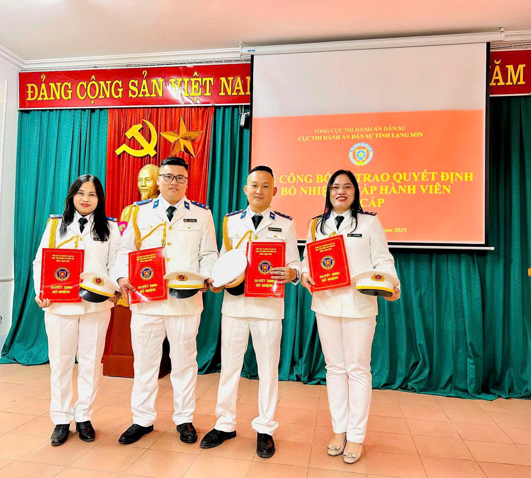 Lễ công bố và trao Quyết định bổ nhiệm vào ngạch Chấp hành viên sơ cấp năm 2025