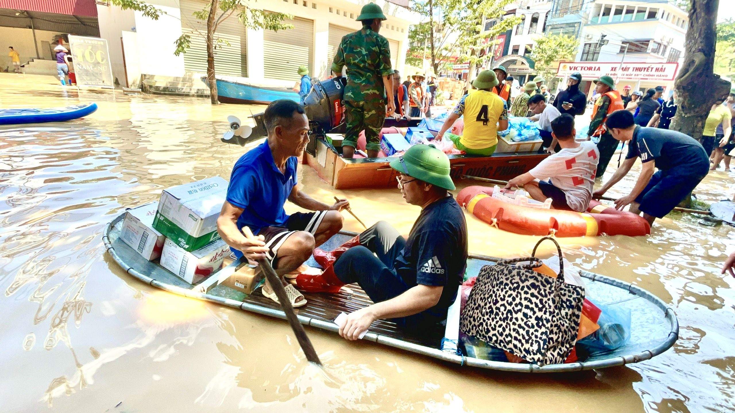 THI HÀNH ÁN DÂN SỰ TỈNH LẠNG TỔ CHỨC THĂM HỎI, HỖ TRỢ SAU BÃO SỐ 11
