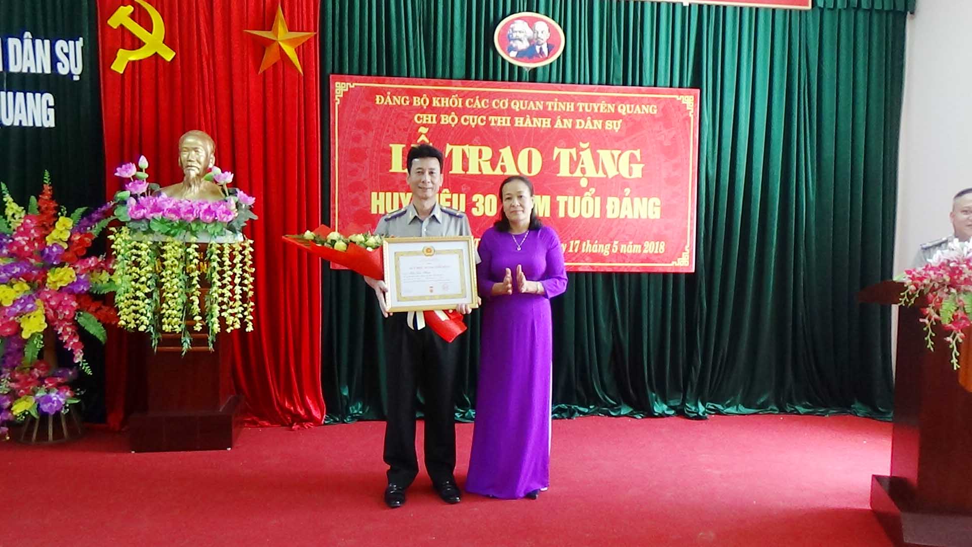 Chi bộ Cục Thi hành án dân sự tổ chức Lễ trao huy hiệu 30 năm tuổi Đảng