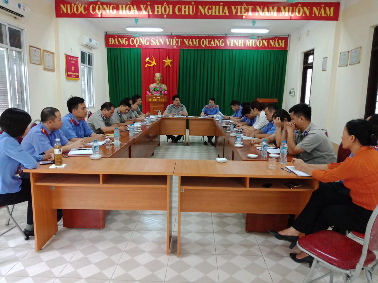 CHI BỘ CHI CỤC THI HÀNH ÁN DÂN SỰHUYỆN HỮU LŨNG  TRIỂN KHAI NGHỊ QUYẾT HỘI NGHỊ TRUNG ƯƠNG 7 KHÓA XII CỦA ĐẢNG.