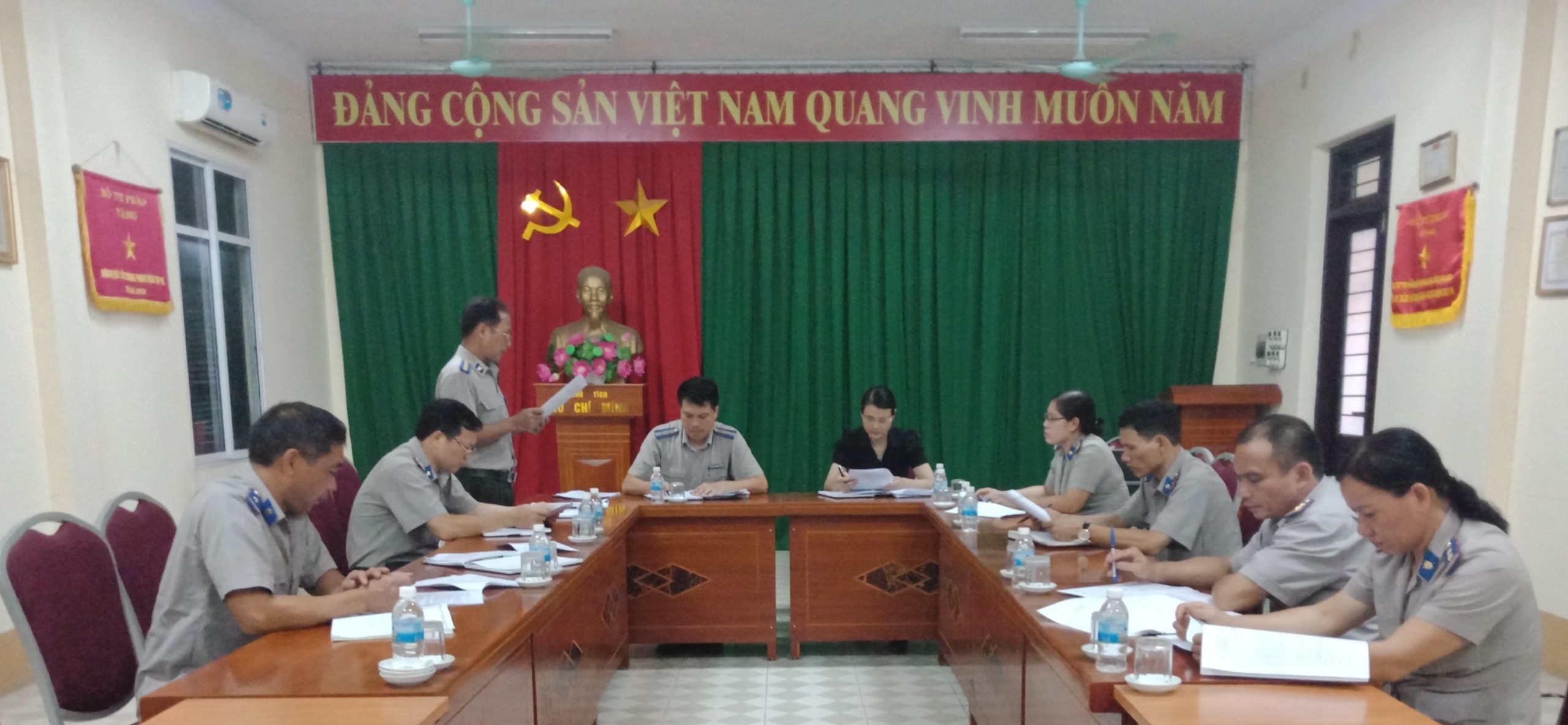 Hữu Lũng: Chi bộ Chi cục Thi hành án dân sự tổ chức Hội nghị tổng kết công tác xây dựng Đảng và thi hành Điều lệ Đảng nhiệm kỳ Đại XII