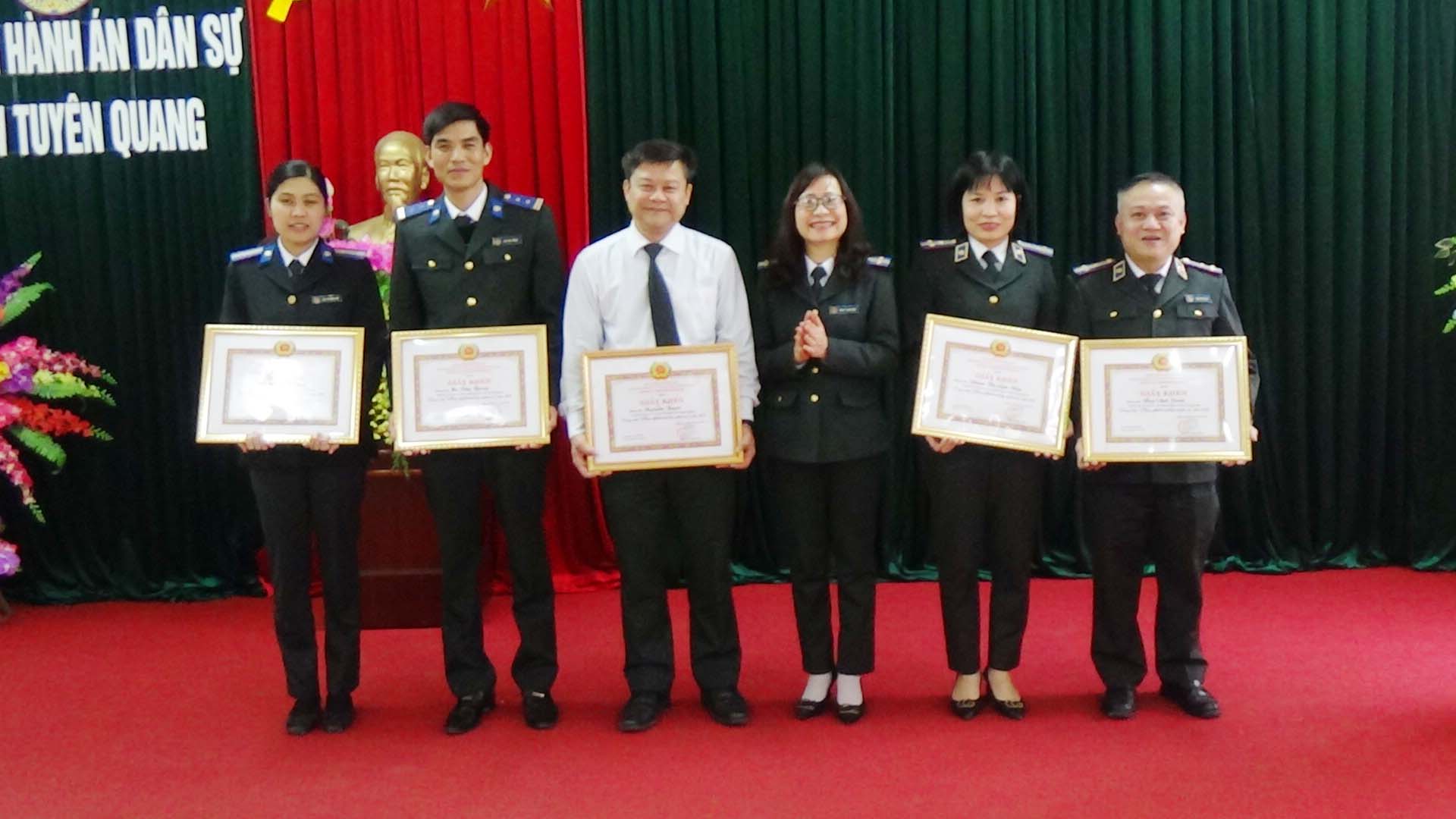 Chi bộ Cục Thi hành án dân sự tổng kết công tác và trao tặng giấy khen cho đảng viên hoàn thành xuất sắc nhiệm vụ năm 2020.