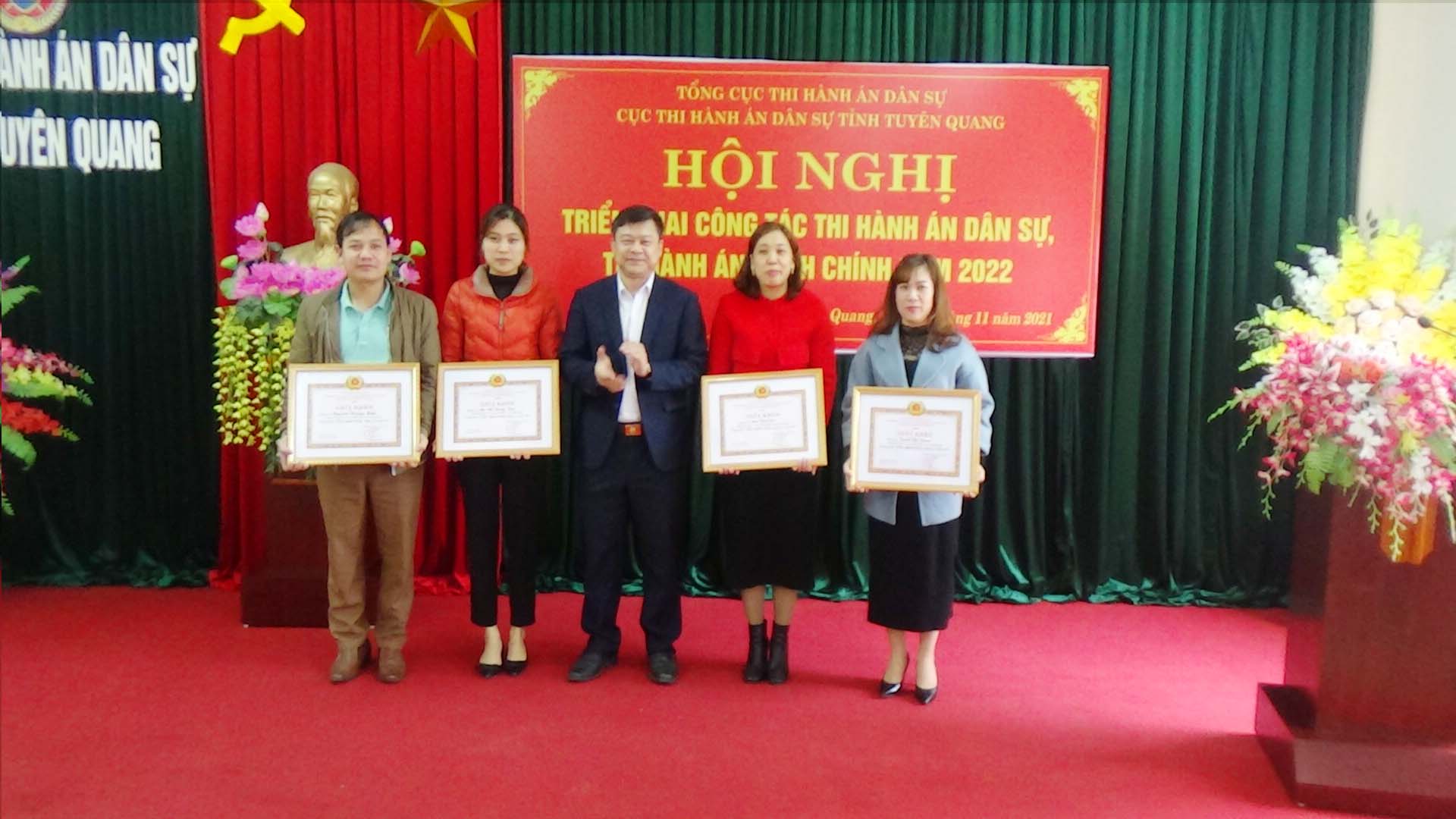 Chi bộ Cục Thi hành án dân sự tổng kết công tác và trao tặng giấy khen cho đảng viên hoàn thành xuất sắc nhiệm vụ năm 2021.