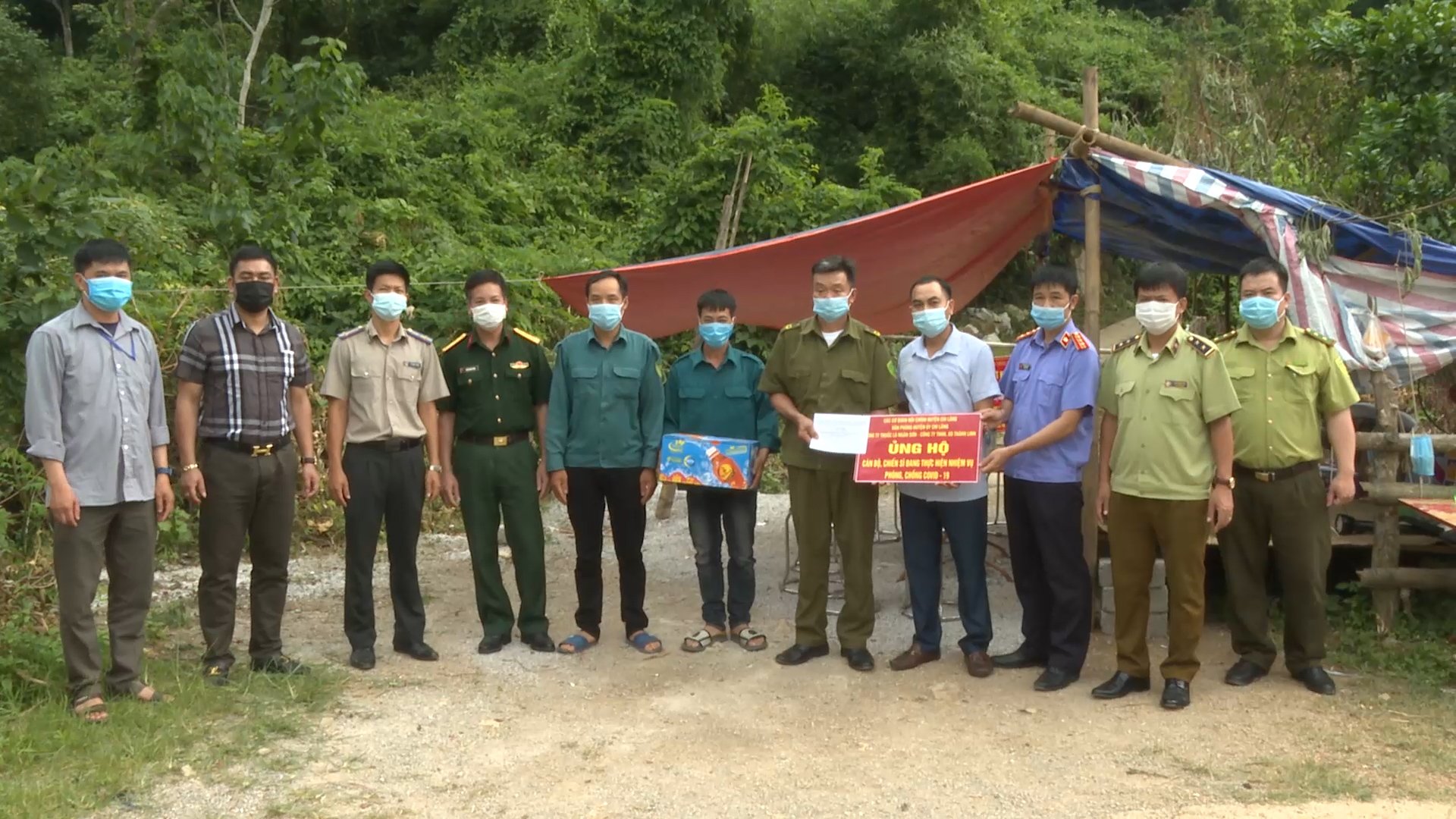 Chi Lăng: Trao tặng quà tại các chốt phòng, chống dịch