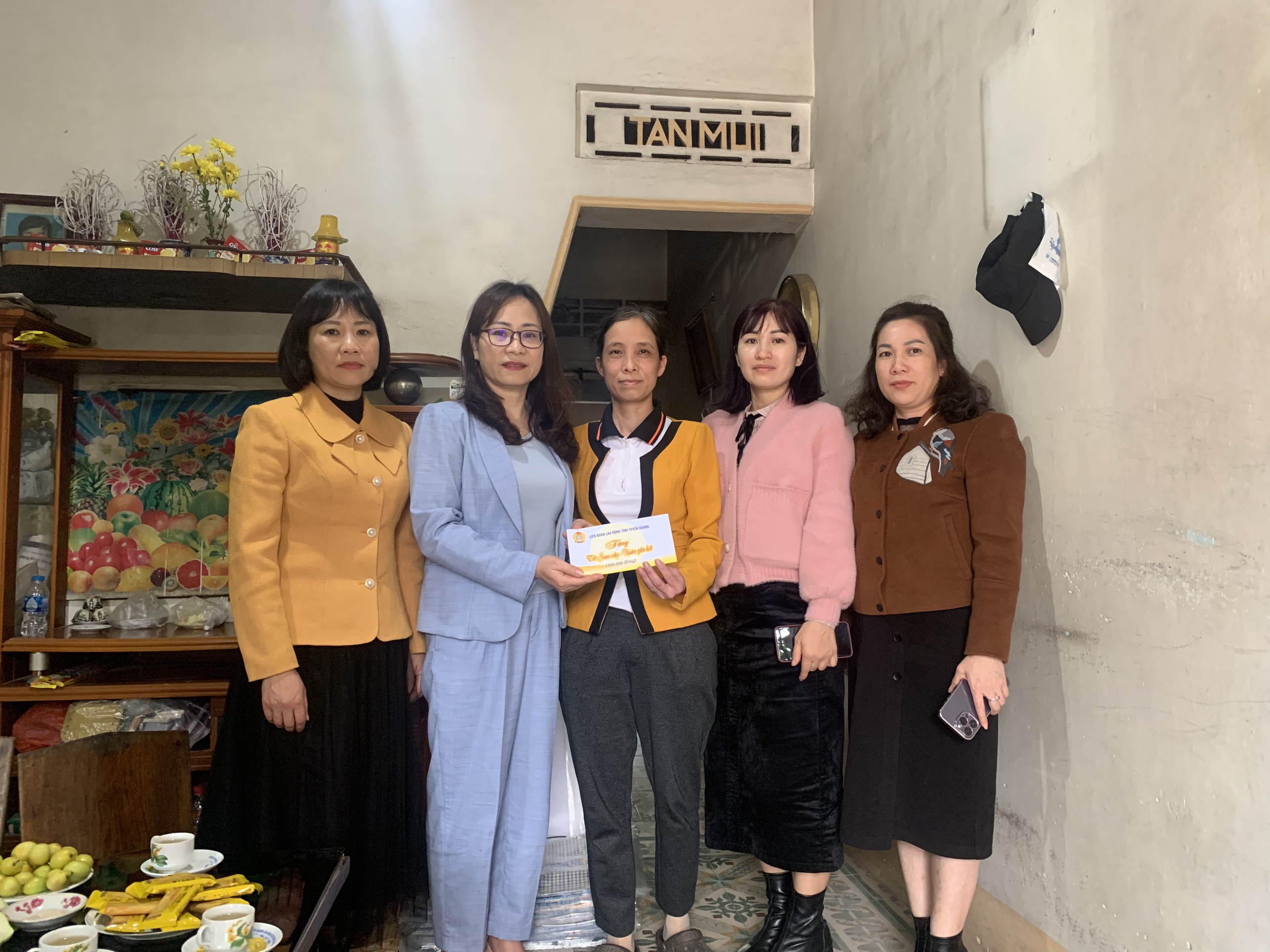 Công đoàn cơ sở Cục THADS Tuyên Quang: Thăm hỏi, tặng quà các đoàn viên Công đoàn có hoàn cảnh khó khăn