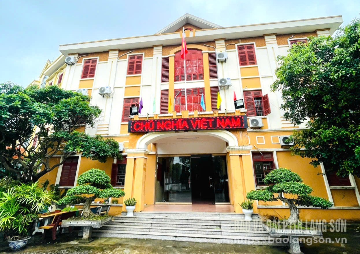 Chi cục Thi hành án dân sự huyện Hữu Lũng thăm, tặng quà gia đình chính sách, dâng hương, tri ân tại di tích Đoàn cứu quốc quân Bắc Sơn, tưởng niệm các anh hùng liệt sỹ